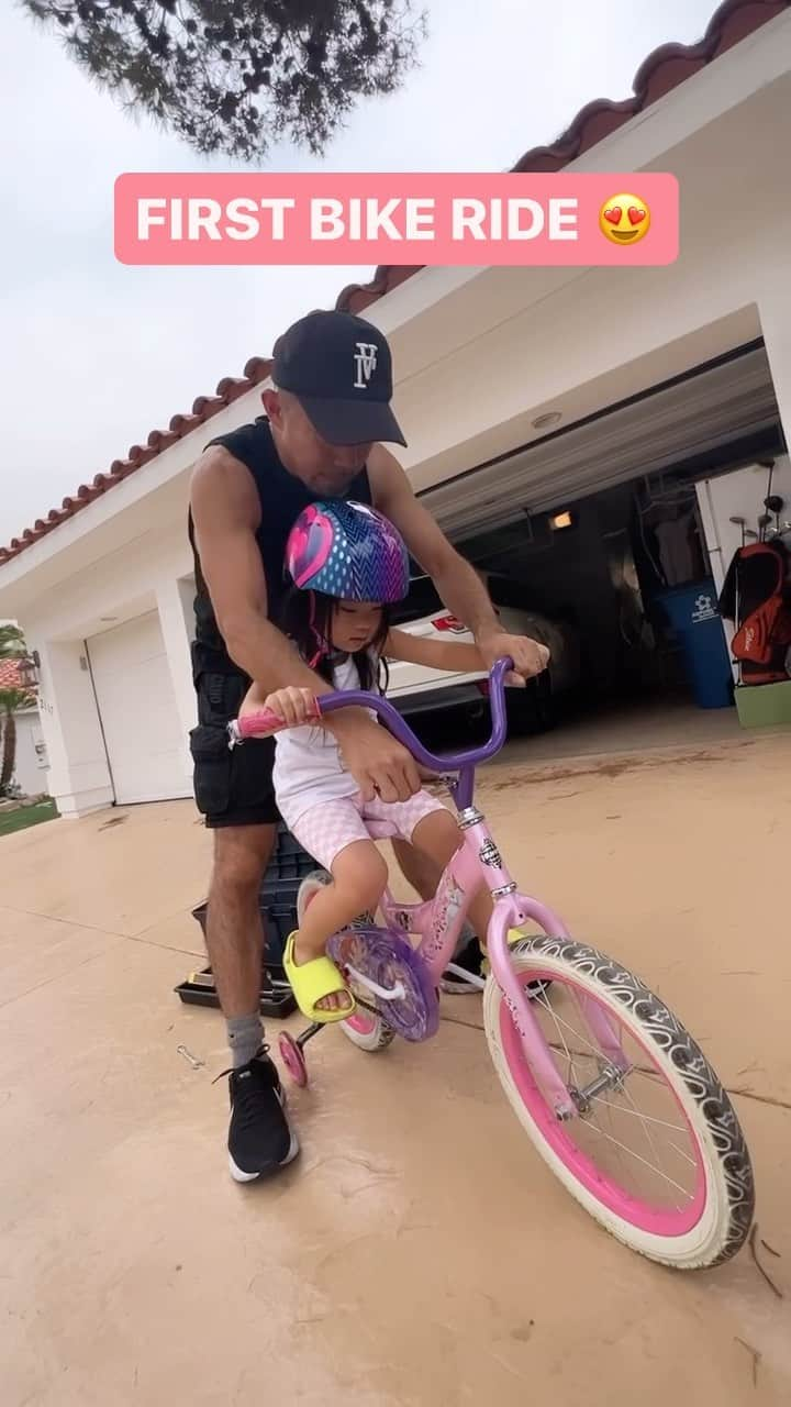 SONNYのインスタグラム：「Can’t believe she’s riding around the block in her own bike. We fell in love with this cute little princess bike that we found for $20 at a near by children’s thrift store💓♻️  もう自分の自転車かー。近所の中古子供服オモチャ屋さんで偶然見つけた$20のプリンセス自転車に一目惚れ😍  #lasvegas #ラスベガス #summerlin #ラスベガス生活　#daddydaughter」