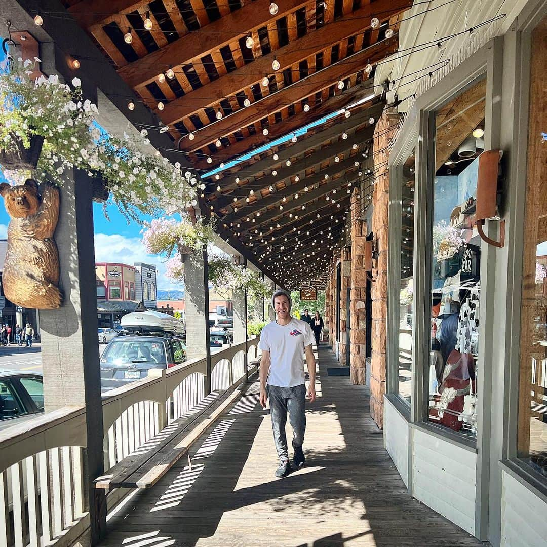 ジェイソン・ブラウンさんのインスタグラム写真 - (ジェイソン・ブラウンInstagram)「📍Jackson Hole, WY 🦬  The family adventures continue in Wyoming! 今、僕の家族はジャクソンホールにいます。 ✨   #jackson #jacksonhole #wyoming #travel #family #usa #explore」9月6日 22時57分 - jasonbskates