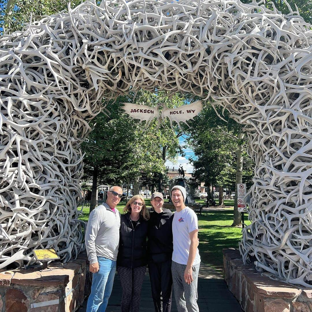 ジェイソン・ブラウンさんのインスタグラム写真 - (ジェイソン・ブラウンInstagram)「📍Jackson Hole, WY 🦬  The family adventures continue in Wyoming! 今、僕の家族はジャクソンホールにいます。 ✨   #jackson #jacksonhole #wyoming #travel #family #usa #explore」9月6日 22時57分 - jasonbskates