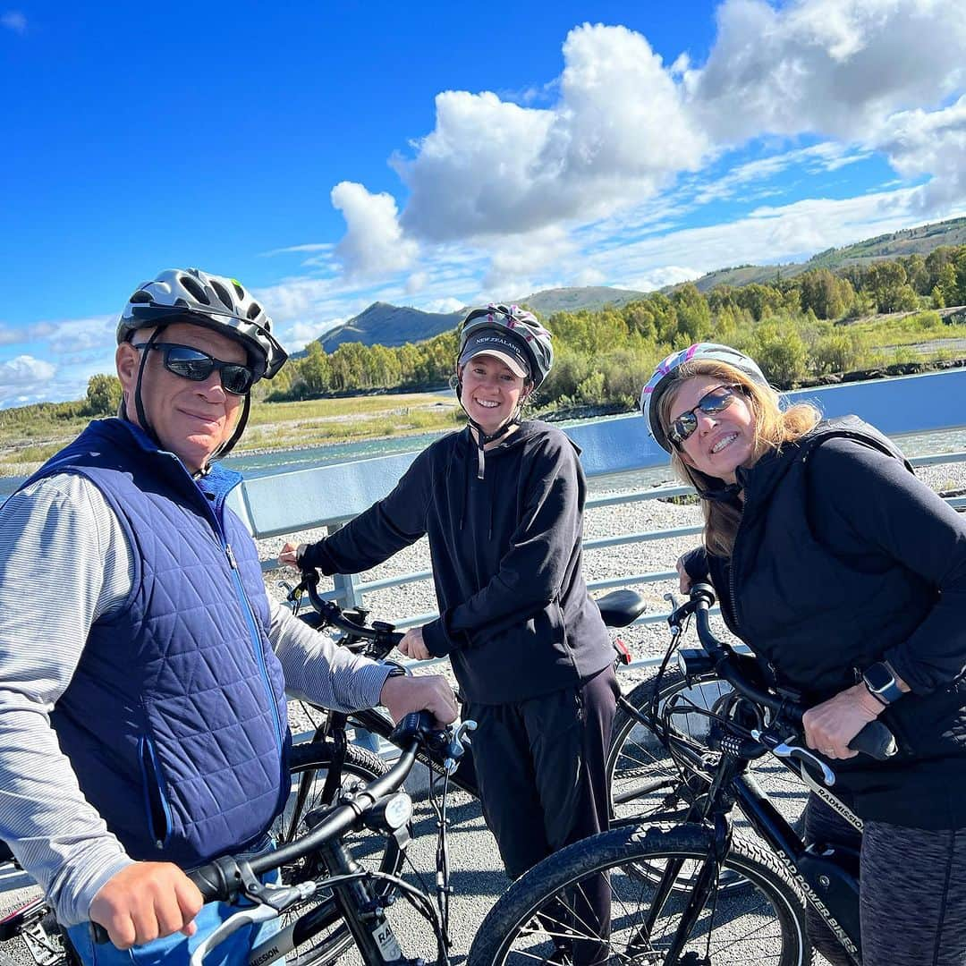 ジェイソン・ブラウンさんのインスタグラム写真 - (ジェイソン・ブラウンInstagram)「📍Jackson Hole, WY 🦬  The family adventures continue in Wyoming! 今、僕の家族はジャクソンホールにいます。 ✨   #jackson #jacksonhole #wyoming #travel #family #usa #explore」9月6日 22時57分 - jasonbskates