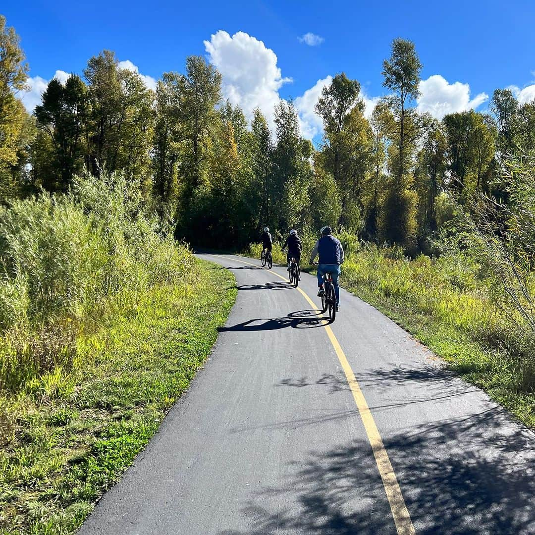 ジェイソン・ブラウンさんのインスタグラム写真 - (ジェイソン・ブラウンInstagram)「📍Jackson Hole, WY 🦬  The family adventures continue in Wyoming! 今、僕の家族はジャクソンホールにいます。 ✨   #jackson #jacksonhole #wyoming #travel #family #usa #explore」9月6日 22時57分 - jasonbskates