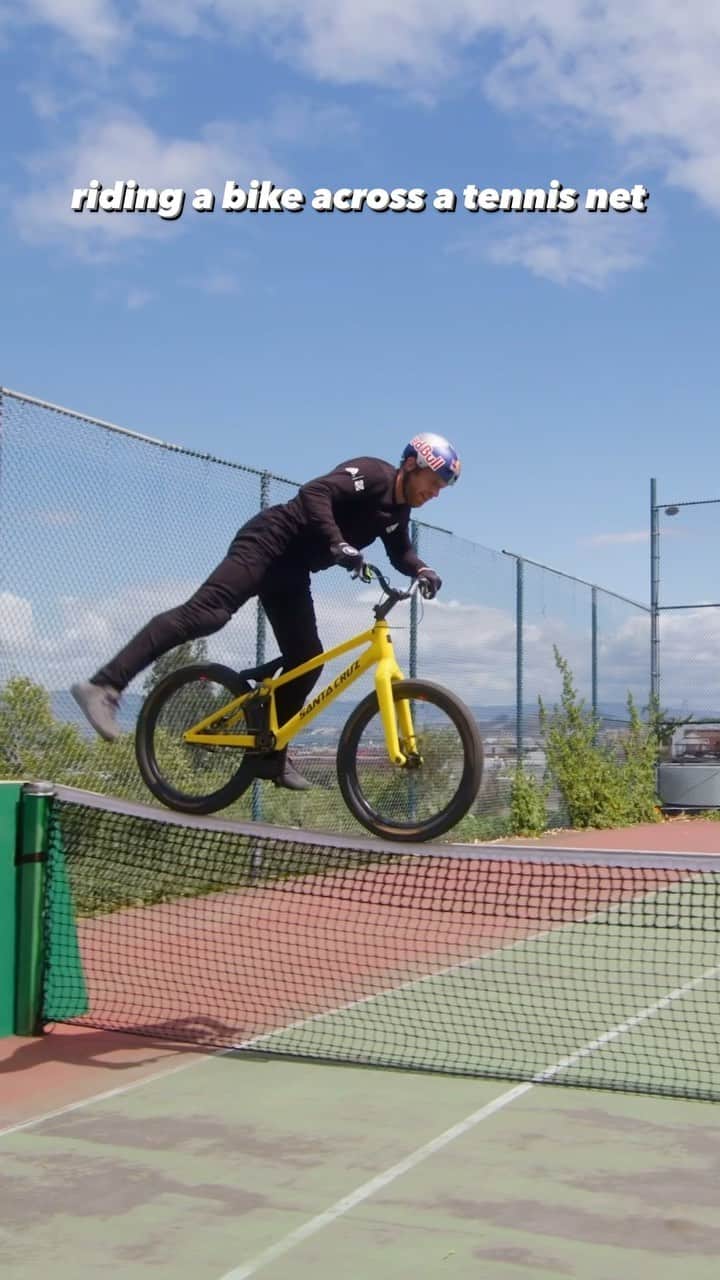 レッドブルのインスタグラム：「bike, set, match 🎾  🚴‍♀️: @danny_macaskill   #redbull #givesyouwiiings #tennis #mtb #stunt #funny」