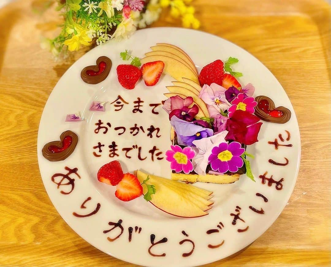 杉春香さんのインスタグラム写真 - (杉春香Instagram)「♬🎂メッセージプレートは…  感謝の気持ちを伝えたり💕  七五三、合格祝い 入学、卒業祝い 結婚祝い 退職、引っ越し 母の日、父の日など…  メッセージも曲も リクエストにお応えします🥰  ✽グラスデザート ✽ケーキプレート ✽小さいお子さま用には フルーツプレートで お作りしてます♪  ❁.｡.:*:.｡.✽.｡.:*:.｡.❁.｡.:*:.｡.✽.｡.:*:.｡.❁.｡.  #太宰府カフェ#太宰府ランチ #太宰府グルメ #イタリアン #フレンチ #バースデー #バースデープレート #メッセージプレート #メッセージ#スイーツ #デザート#グラスデザート#フルーツ#フルーツ盛り#福岡#太宰府#cafecoccolo#カフェコッコロ#太宰府天満宮#dazaifu#dazaifutenmangu」9月6日 22時59分 - coco_coccolo