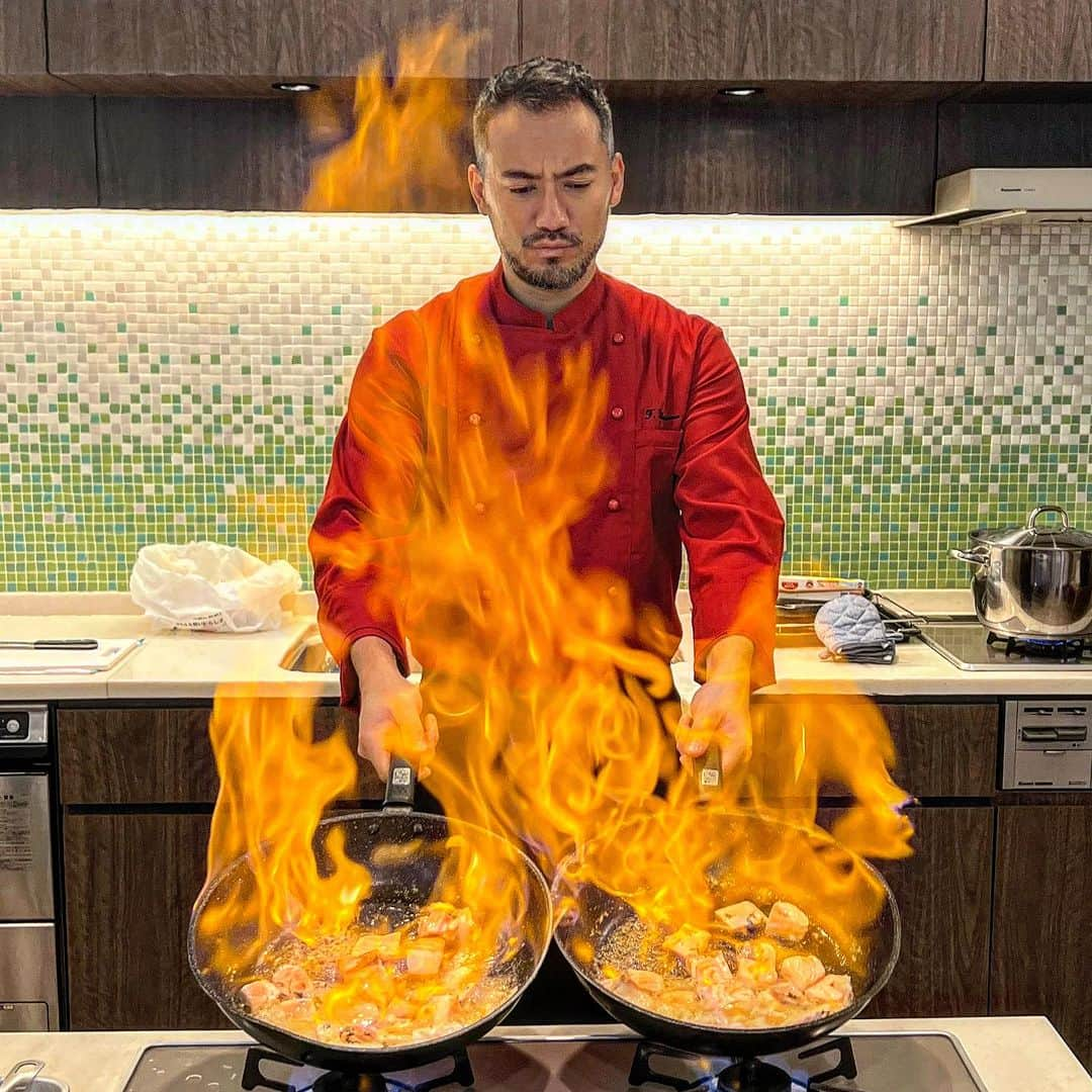 ベリッシモ・フランチェスコさんのインスタグラム写真 - (ベリッシモ・フランチェスコInstagram)「Flame of passion!🍝🔥❤️ 情熱の炎❤️‍🔥🔥 Il fuoco della passione!🔥👨‍🍳 #ベリッシモ #料理研究家 #料理研究家ベリッシモ #francescobellissimochef #flambe #flambé #フランベ #炎 #火 #chef #celebritychef #cooking #cookingtime #italianchef #tvchef #cheflife #chefstable #chefmode #イタリア料理 #イタリア料理人 #イタリア料理研究家 #イタリアンシェフ #イケメンシェフ #芸能人 #料理系youtuber #イタリア人 #cookingclass #料理教室東京 #masterchef #料理教室」9月6日 22時59分 - bellissimoyoshi