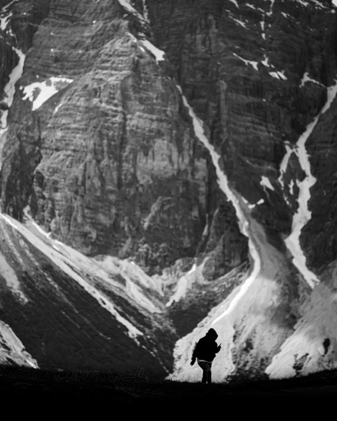 ライカさんのインスタグラム写真 - (ライカInstagram)「Footsteps  Colour vs Monochrom in landscape - Which is your favourite?  Share your perspective with #StoryInMonochrome  📷: @jampublic with Leica SL @hyj.jpeg with Leica M240 @_justin.guerra with Leica MP10 @danbaker88 with Leica M11 #LeicaCamera #Leica #🔴📷」9月6日 23時00分 - leica_camera