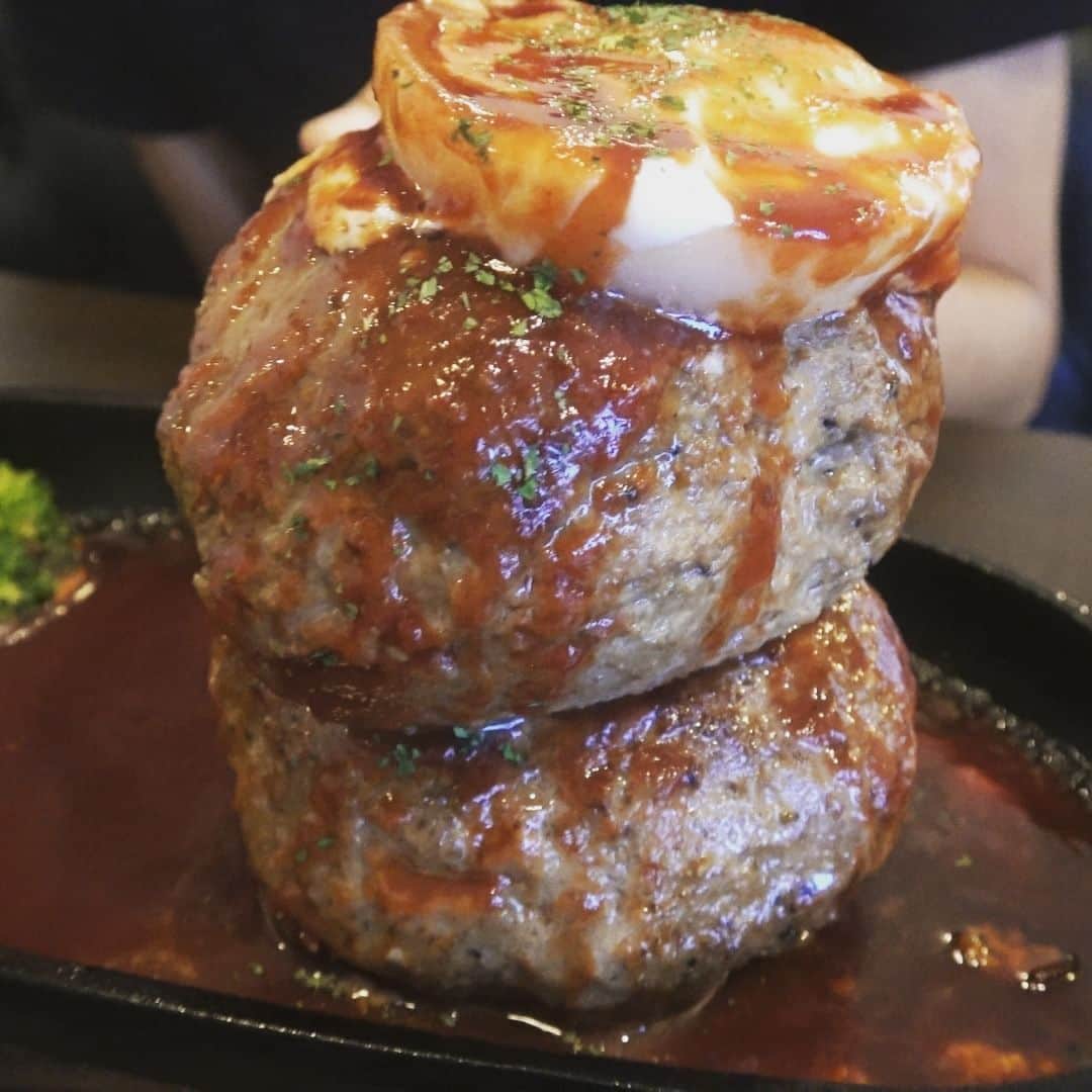 孫六のインスタグラム：「みんな、孫シャワチャンネル登録してる？https://www.youtube.com/@showertvjapanesefoodguide7410  #料理好きな人と繋がりたい #デカ盛り #沖縄 #観光 #旅 #OKINAWA #簡単料理 #バラエティ #ハイサイ #孫六 #ハイサイ探偵団 #和食 #沖縄グルメ #デカ盛り #大食い #沖縄ステーキ #沖縄食堂 #沖縄料理」