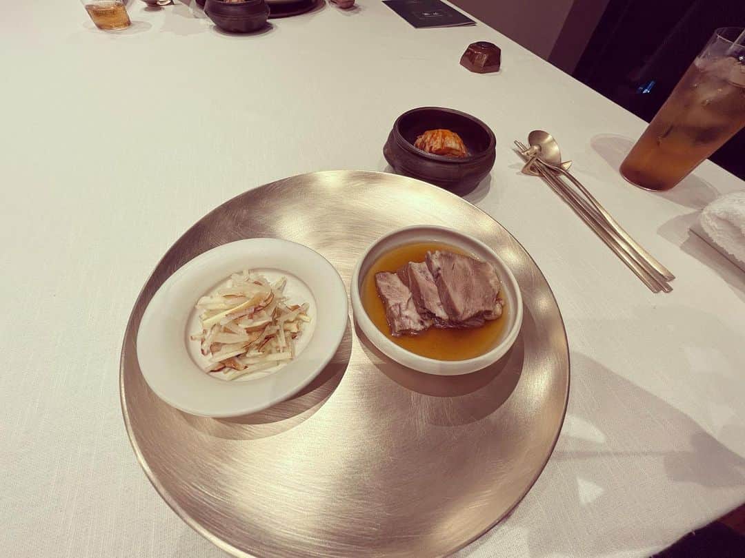 奥井雅美さんのインスタグラム写真 - (奥井雅美Instagram)「韓国の宮廷料理を食べに行きました☺︎ 身体に良い食材ばかりで、 お腹いっぱいなのですが、 重くなく、 なんだか効きそうです^_^ 食材やお料理の説明もしてくださりお勉強になりました。 また王様がでてくるドラマ観たくなりました。。。 あまりまめに行けるお値段でもないのですが健康のため、 心の栄養のためにたまにはええなぁと思いました🥢」9月6日 23時05分 - masamiokui