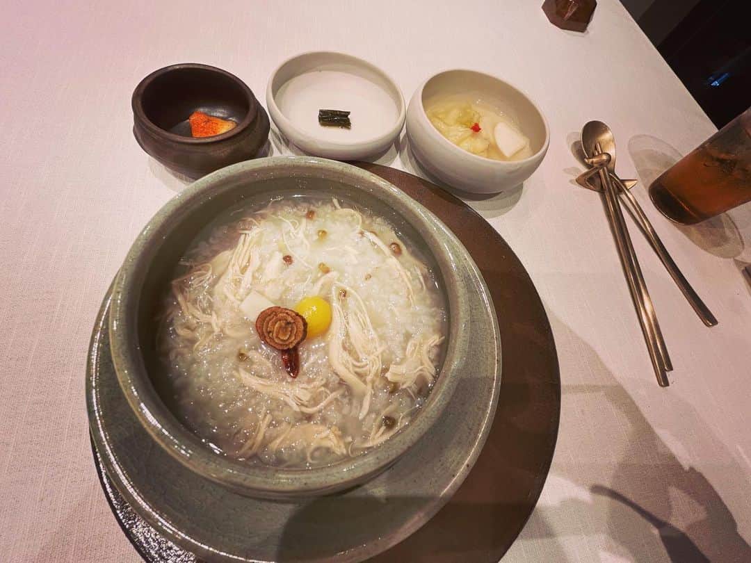奥井雅美さんのインスタグラム写真 - (奥井雅美Instagram)「韓国の宮廷料理を食べに行きました☺︎ 身体に良い食材ばかりで、 お腹いっぱいなのですが、 重くなく、 なんだか効きそうです^_^ 食材やお料理の説明もしてくださりお勉強になりました。 また王様がでてくるドラマ観たくなりました。。。 あまりまめに行けるお値段でもないのですが健康のため、 心の栄養のためにたまにはええなぁと思いました🥢」9月6日 23時05分 - masamiokui