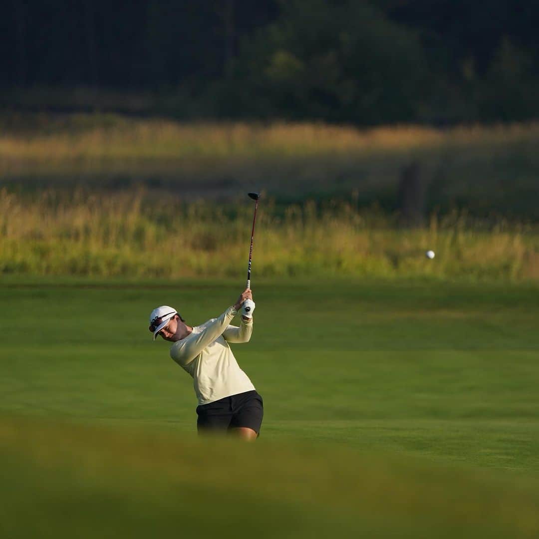 ヴィッキー・ハーストのインスタグラム：「Fun trip to the beautiful Pacific Northwest. This office never gets old. Grateful everyday and excited to finish the year strong! 💪🏼 ⛳️   📸: @benharpringmedia」