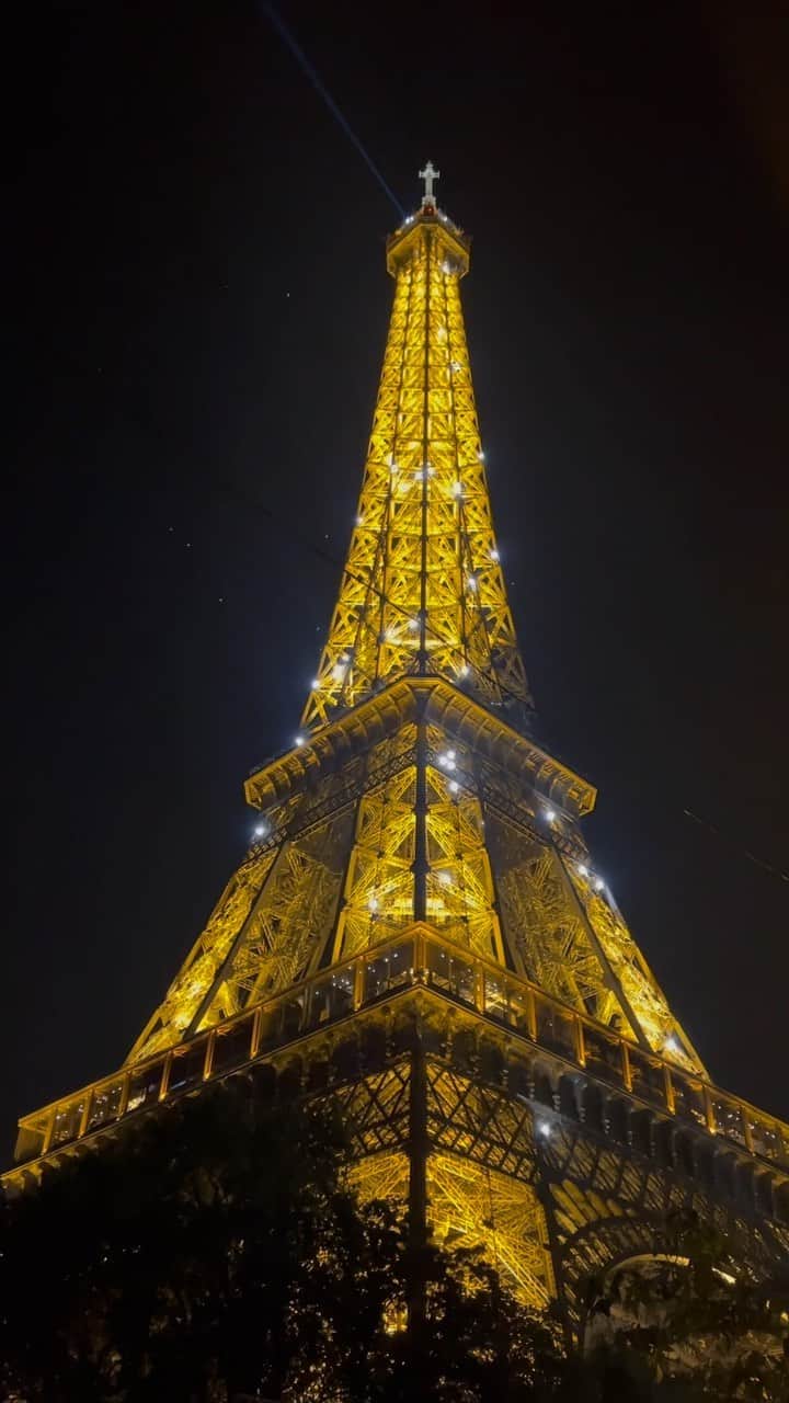 ジェイ・ボスロイドのインスタグラム：「From the course to the city of Paris🇫🇷🗼  @legolfnational is only a 30 minute drive from the Eiffel Tower, a great destination to play golf and enjoy the food and wines of France🇫🇷   #golf #france #paris #eiffeltower #culture #rudercup #frenchopen」
