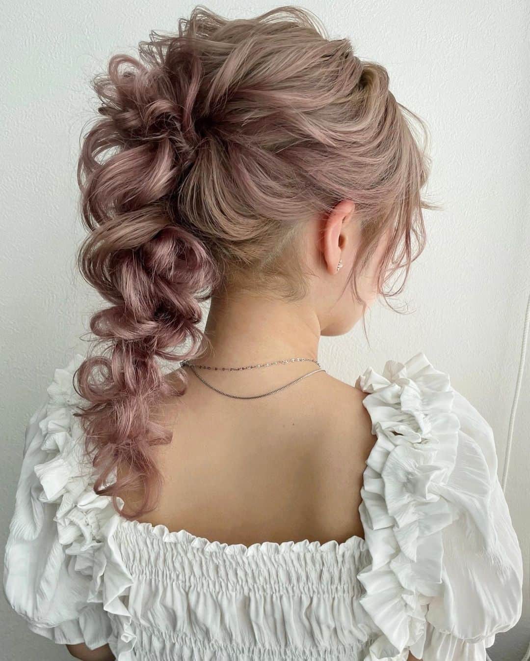 Tomoya Tamadaのインスタグラム：「編みポニーアレンジ🎶💕💕 weddingでの出張ヘアメイク 前撮りヘアメイク、お呼ばれヘアセットのお問い合わせ、 プラン内容のご確認やご予約は @tama_hairmake プロフィールリンクのホームページから 受け付けておりますのでご連絡お待ちしております。  全国出張も受け付けておりますので ご予約以外でも、出張ヘアメイクのご相談、お見積もりなどもお気軽にお問い合わせくださいませ。  =-=-=-=-=-=-=-=-=-=-=-=-=-=-=-=-=-=-=-=-=-=-  【 鹿児島限定 前撮りプラン、フォトウェディング撮影 】  次回の開催予定は ⭕️2023年9月内の期間。 上記での日程の募集となります。 只今、期間限定の特別価格で前撮りプラン、 フォトウェディングのご予約お受けしております。  ご予約、プラン等の詳細のお問い合わせは @_lumiere_k の ホームページ又は、DMまでご連絡お待ちしております。  (※こちらのフォトプランは @_lumiere_k にご連絡後、 ご予約されたお客様限定のフォトプランとなりますので ご了承の程、宜しくお願い致します。)  ＿＿＿＿＿＿＿＿＿＿＿＿＿＿＿＿＿＿＿＿＿＿＿＿＿＿  【 現在、募集中のセミナー 】  ●9月12日(火曜日)  熊本  ●9月18日(月曜日)  大分  ●9月19日(火曜日)  大分  ●9月25日(月曜日)  福島  ●9月26日(火曜日)  福島  ●10月3日(火曜日)  東京  当日の詳細、ご応募に関しましてはホームページの 「セミナー告知」に記載しておりますので ご応募お待ちしております。  ＿＿＿＿＿＿＿＿＿＿＿＿＿＿＿＿＿＿＿＿＿＿＿＿＿＿  開催告知しているセミナー以外でも 個人様、企業様へ向けた臨店講習も行なっております。 臨店講習のお問い合わせは、こちらから宜しくお願い致します。  LINE ID ➡️ @ntb4770x  雑誌、広告、web撮影などのご依頼もお気軽にお問い合わせ下さいませ。 ご依頼に関するお問い合わせは、ホームページの 「お問い合わせ」からご連絡お待ちしております。  #ウェディング#ブライダル#花嫁#結婚式#結婚式準備#前撮り#和装#和装前撮り#weddingphoto#ウェディングフォト#プレ花嫁#プレ花嫁さんと繋がりたい#プレ花嫁準備#2023春婚#2023夏婚#2023秋婚#鹿児島花嫁#東京花嫁#ウェディングヘア#ブライダルヘア#ヘアアレンジ#ヘアメイク#花嫁ヘア#ウェディングドレス#weddinghair#bridalhair#新娘化妝#新娘秘書#新娘髮型#웨딩」