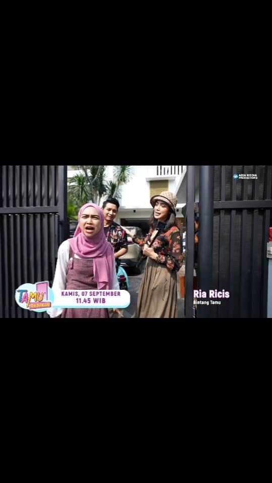 ジェシカ・イスカンダルのインスタグラム：「GEREBEK RUMAH RIA RICIS!!!!🥳✨️ duh didalem rumahnya ada box permainan capit2an kaya di mall guys!!! Bahkan anaknya udah bisa pull up😱 penasaran kan kaya apa sih keseruannya??  Saksikan Tamu Dadakan Besok, Pukul 11.45 WIB Hanya di RCTI  #asiamediaproductions #tamudadakan #tamudadakanrcti #rcti #inijedar #jessicaiskandar #chandkelvin #riaricis1795 #ricis #riaricisofficial #riaricisupdate」