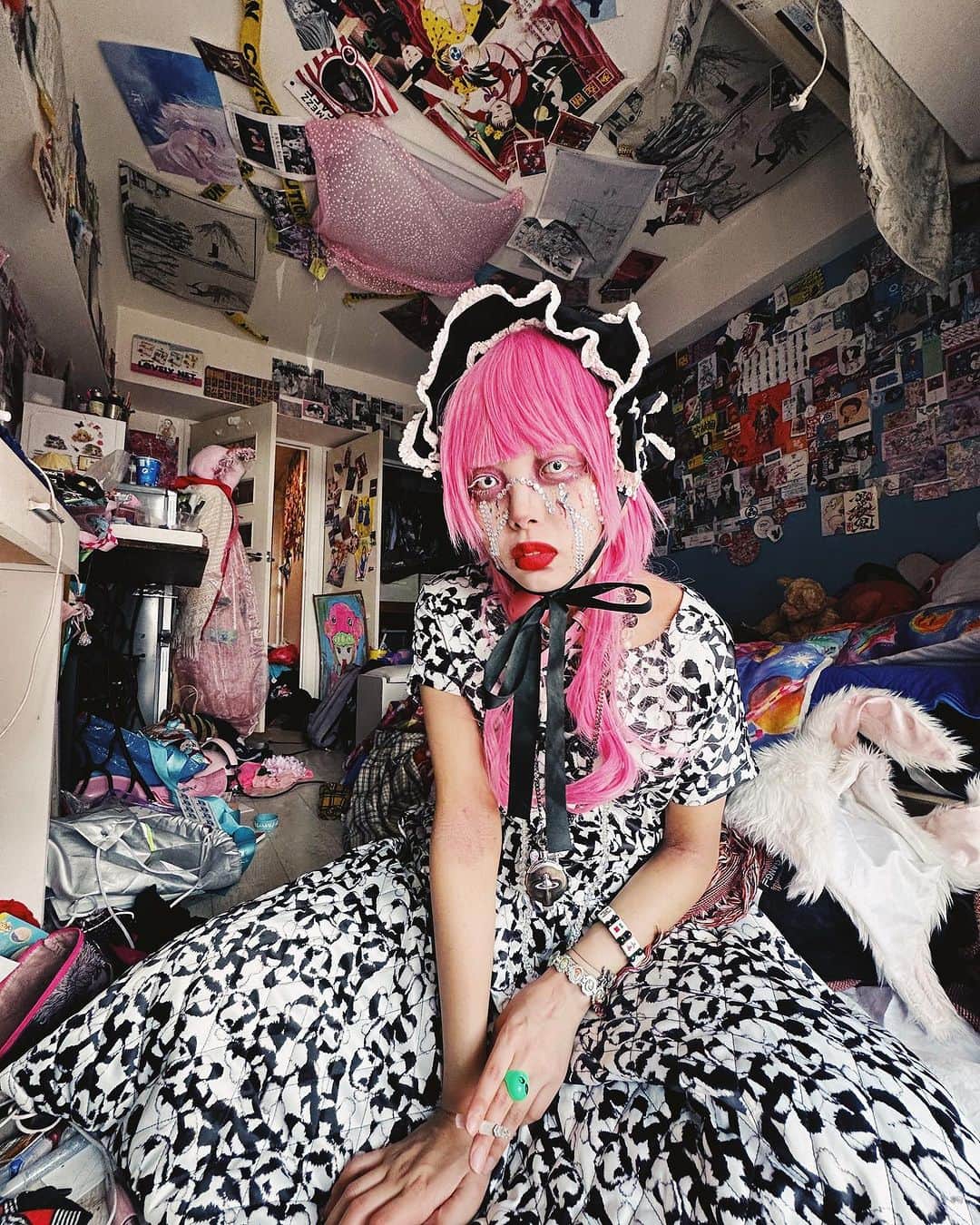 トヲルのインスタグラム：「. . . 絶不調やな👼🏻 . . model..カオスゾルディック photo..トヲル . . #カオスゾルディック #東京サイコパス  #tokyopsychopath  #ピンクヘアー  #ピンクロング #天使の羽」