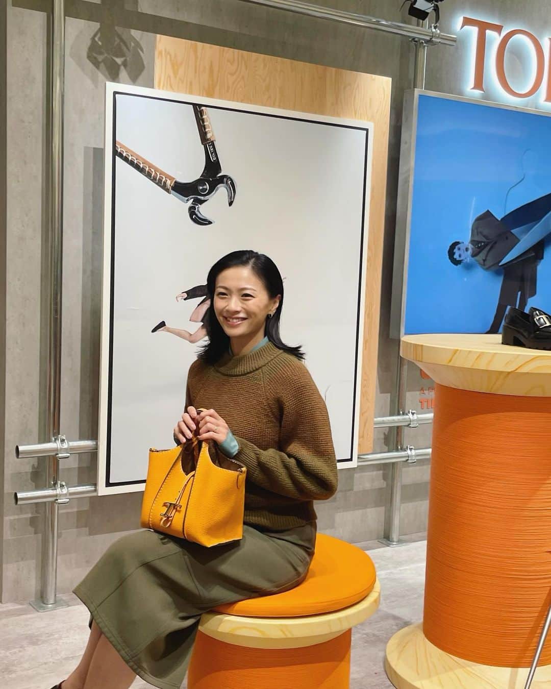 榮倉奈々のインスタグラム：「はじめて、うめだ阪急へ…😙 今日からTOD'SのPOPUPがスタートしました。 POPUPで初めてお目見えしたバッグがふわふわでした☁️  #Tods #TodsPopup #TodsFW24」
