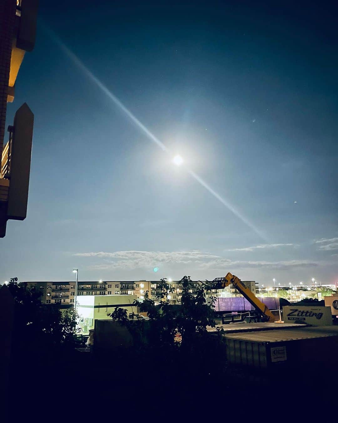 村主章枝さんのインスタグラム写真 - (村主章枝Instagram)「Blue moon from my apartment and on my way to LA🌕 お家から見えたブルームーンと夜明けにジョシュアツリー近くで見えたお月様☺️🌕 #bluemoon」9月6日 23時16分 - fumie.suguri