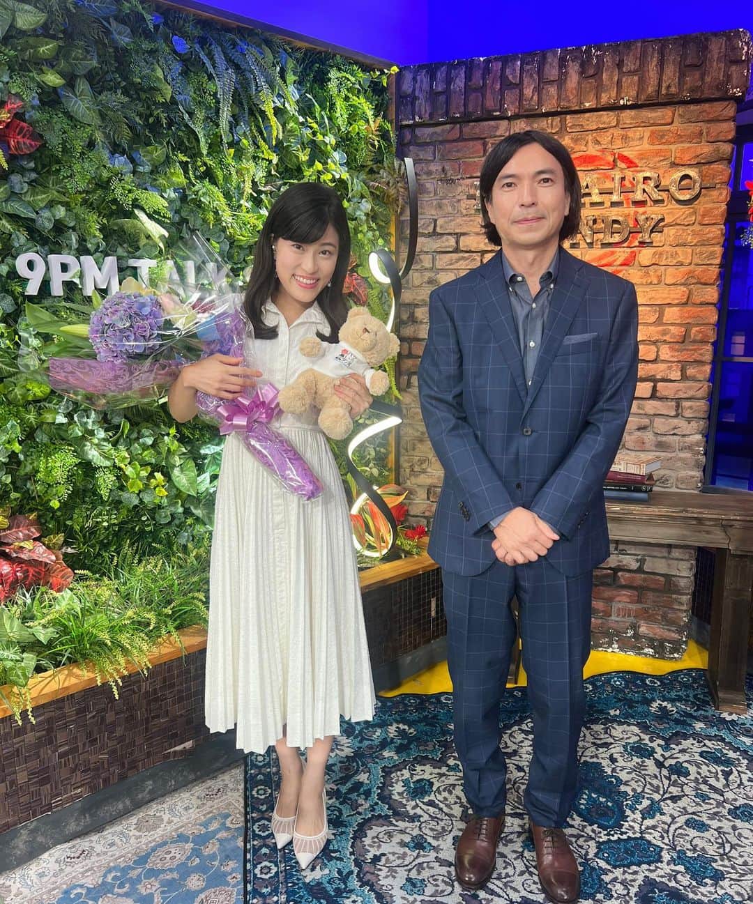 のインスタグラム：「🌹TOKYO MX バラいろダンディ マンスリーナレーター🎙️ 5週間本当にありがとうございました✨  たくさん優しくふって下さった、 MCのふかわさんと最後にツーショット嬉しいです☺️  局アナを卒業してからは、 初めましての現場も多い中‥！ またこんな大きな花束がいただけるなんて、 夢にも思っていませんでした🥺💐  生ナレーションでは、 急にふっていただいたり、 時には刺激的すぎる内容だったり🤭 吹き出しそうな原稿だったり🤣 初めての経験をたくさんさせていただき、 本当に幸せでした♡  出演者とスタッフの皆さんがあまりに面白くて🤣 読んでいない時は爆笑している時間がたっくさんで、 元々凄く好きな憧れの番組でしたが、 更に大好きになりました❤️🌹  そして何より、 いつも優しくて楽しいコメントを下さる、 バラダン視聴者の皆さん、チバテレやNHK熊本の時から応援してくださっている方々の温かい言葉に たくさんパワーをもらって励まされていました🥰🌹 心から感謝の気持ちを込めて🫶  明日からもバラダンぜひ、 よろしくお願いします🌹 またお耳にお目にかかれますように♡ ・ ・ ・ #バラダン #バラいろダンディ  #ふかわりょう さん #竹内里奈 #ナレーター」