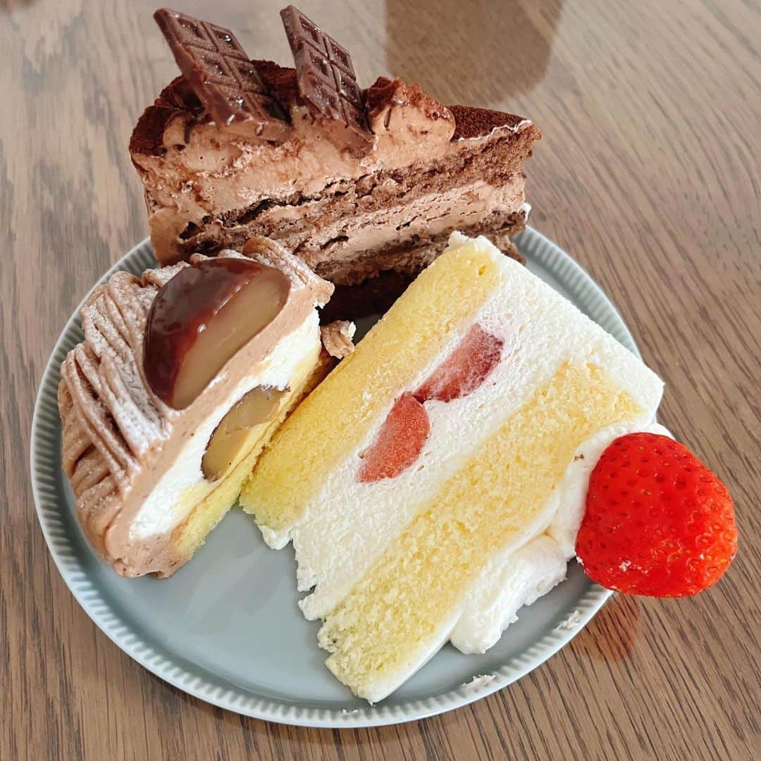 白石一文さんのインスタグラム写真 - (白石一文Instagram)「好きなケーキ3種。 『神秘』（毎日新聞出版）の広告が週刊新潮に。 #神秘」9月6日 23時28分 - s.kazu2017