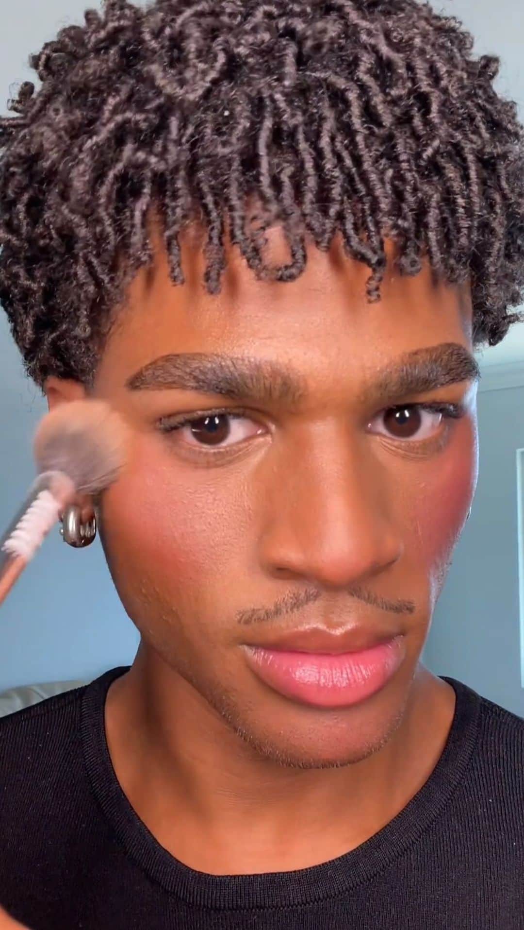 Milk Makeupのインスタグラム：「Shine, where?? 🤌 Watch @jakobejay (he/him) try our NEW! Pore Eclipse Matte Translucent Setting Powder in Translucent Medium for a blurred, soft-matte look in seconds 🌘  Shop it at sephora.com and milkmakeup.com NOW and in @sephora stores on 9.7 🛒」