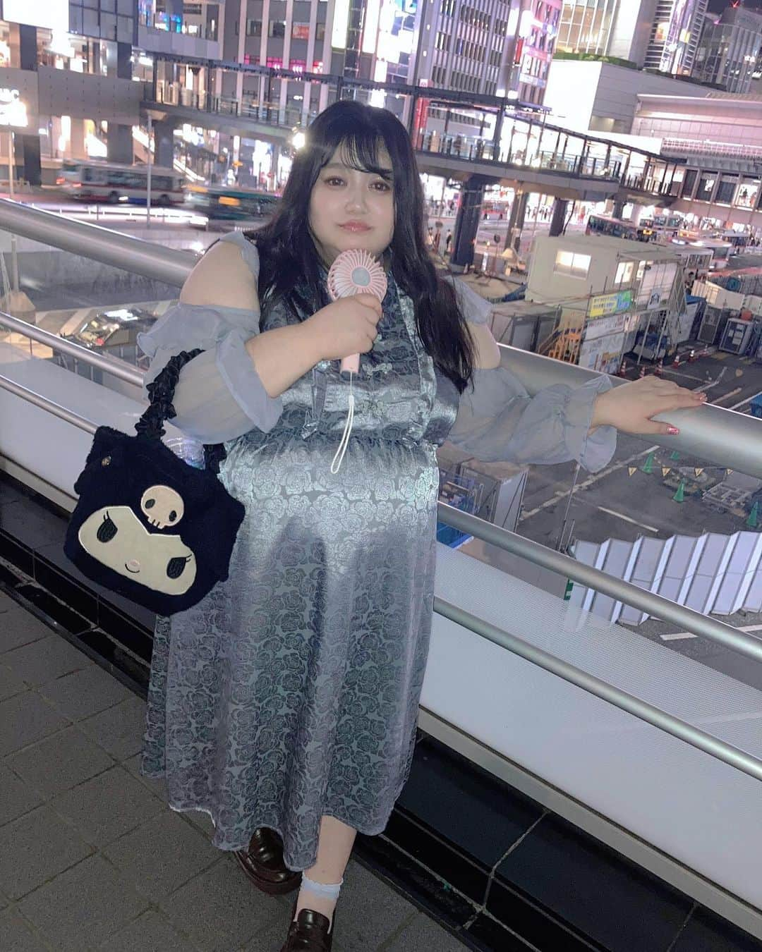 えみっくすさんのインスタグラム写真 - (えみっくすInstagram)「渋谷は嫌い。坂が多いから。東京出てきて最初に働いた会社が宮益坂の坂上にあった。坂登るのが辛くて毎朝遅刻してた。あの辺はランチも高かった。 . 仕事はそこそこ楽しくやっていたけど、社内公用語が英語で会議の内容とかよくわからなかった。みんなが笑ったタイミングで一緒に笑ったりして、わかるふりして乗り越えた。英検2級じゃ技術英語は無理だった。 . 坂以外にも渋谷が嫌いな理由があります。わたしが東京出てきたのは10月中旬だったんですが、その年のハロウィンが金曜日だったんです。まだ東京にも渋谷にも慣れない状態で、ハロウィン当日の金曜日の夜に社用のためスクランブル交差点を渡らなくてはいけなかったのですが、無事渋ハロに巻き込まれ終電に乗れなかったのです。本当に怖かったです。北海道から東京に出てきた直後の純真なわたしはガチで泣いてしまいました。それ以来、渋ハロが苦手だし一度も参加したことはありません。本当に怖いです。 . 渋谷は谷という文字が入っている地名だけど、スクランブル交差点あたりが谷底になっていて、いまは暗渠になっていたり消えてしまったけど川が流れ込んでいて、水以外にも色んなものが流れ込んできて、谷底なので流れてきたものが出ていくこともできず、悪い気が溜まりやすい場所だとか。でも、そんな気の悪い場所が世界的に人が集まる場所になるのかな？という疑問が個人的にあったりします。 . 渋谷の悪口めっちゃ書きましたが、東京出てきて最初に慣れた場所ということもあり、わりと思い入れが強いです。東京出てきて10年ほどですが、10年でこんなにも大きく変わる渋谷にいつも驚かされています。 . 数年前、ライブ配信で渋谷の駅に自分のポスターが飾られたとき、本当に嬉しかった。1番最初に働いたのも渋谷だったけど、実は最後に働いたのも渋谷でした。渋谷でSEとして心が折れてしまって仕事を辞めて、結果として今があります。色んな思いのある渋谷に自分の巨大ポスターが貼られるのは本当に嬉しかった。仕事を辞めた時もちろん悔しい気持ちもあったし、恨めしい気持ちもあったから、そんな渋谷にリベンジできた気がして本当に嬉しかった。ライブ配信をやらなかったら叶えられないリベンジだった。 . オチはないです。そんなライブ配信を先日からしなくなり、暇なので長文書きたくなっただけなんです。  . @xxangelsizexx @taberunosky  チャイナボタン肩開きワンピース ブルー(ワンサイズ)  H155/W105/B125/W105/H115  👗 .｡ _________________________ ｡. 👗   　 えみっくすの日々のコーディネートを ︎︎ 　　　▶️ #えみっくすコーデ ◀️  　　　でまとめています⸜(*⃙⃘'ᵕ'*⃙⃘)⸝⋆*   　コーデを参考にしてくれたらぜひ  　ハッシュタグをつけて投稿してね📷✨  👗 .｡ _________________________ ｡. 👗    #たべすきasa  #タベルノスキー  #taberunosky  #エンジェルサイズ  #angelsize  #ぽっちゃりコーデ  #ぽっちゃり  #ぽっちゃり女子  #ぽっちゃりファッション #ぽっちゃりさんと繋がりたい  #ぽっちゃり大人女子  #ぽっちゃりモデル  #ぽっちゃり女子と繋がりたい  #プラスサイズ  #プラスサイズコーデ  #プラスサイズファッション  #プラスサイズモデル  #plussize  #plussizefashion  #plussizemodel  #chubby  #curvy #curvygirl  #chubbygirl  #curvyfashion  #curvystyle  #ミスiD2022  #渋谷  #渋谷駅」9月6日 23時22分 - emix_momoka