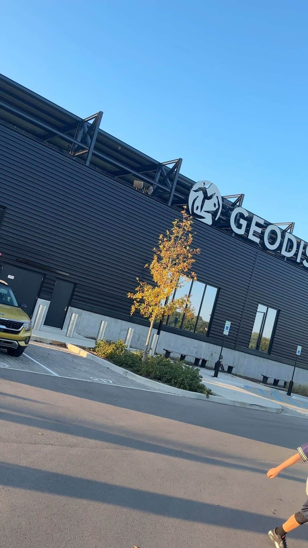 メリッサ・フランクリンのインスタグラム：「Man. What a start to September.   If you have not been to @geodispark to watch @nashvillesc WHAT ARE YOU WAITING FOR!! The best energy and most beautiful stadium. It was such an honor delivering the game ball on Saturday. Top it off with a weekend of grill outs, the best friends, and kayaking on the Harpeth and my heart is feeling so full.   I so hope you all had a long weekend that is likewise making you feel ready for the new season and grateful for all we have around us. In moments when I am feeling overwhelmed looking at the week or season ahead, I am working so hard on self-trust. TRUSTING that I know how to prioritize, that I am learning more every day about how to best take care of myself and those around me, and that I will always do the best that I can. So as I go into the next two weeks with multiple travel trips, calls/meetings, and photoshoots, I am focusing on trust, grace, and gratitude. So thankful for this life and the opportunities I am given.」