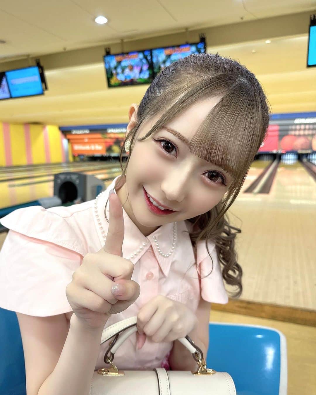 のインスタグラム：「🎬🤍  本日、≠ME 7thシングル「想わせぶりっこ」発売日🎀  ついに発売日を迎えました〜！！わあああっ。 手に取ってくださったみなさんありがとうございます♡  そして、カップリング楽曲の「デートの後、22時」 昨日MVが公開されました☺️🤍🤍  胸がきゅって苦しくなる甘酸っぱい恋愛ソングです💭  わたしはボウリング場に行ってきたよ〜🎳♡ たくさん観て何度もデートしてほしいです（´-`）.｡oO  オフショットぺたりぺたり〜〜。」