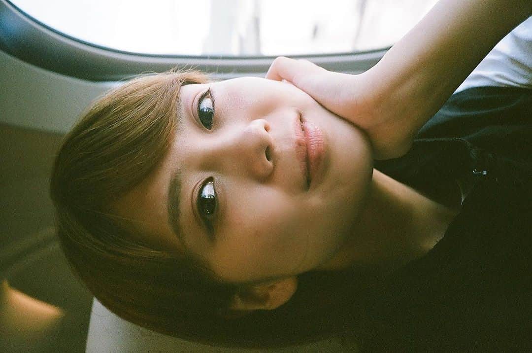 金野美穂のインスタグラム：「私を束ねないで  わたしを束たばねないで あらせいとうの花のように 白い葱のように 束ねないでください　わたしは稲穂 秋　大地が胸を焦がす 見渡すかぎりの金色の稲穂  --------------------------------------  新川和江さんの詩の一部です。  のびのびと広々とした 自然や自由を求めて生きている〜  自分にどうしたい？何がしたいかを問うと そんな答えが出てきます🕊️💐  この詩を見た時に ぐっと引き込まれるような 自分が求めているものが詰まっていて すごく惹きつけられたのを覚えています  美しい稲穂のようにのびのびと 自分で自分を縛ることをしないで 自分らしくを忘れずに 日々過ごしていきたいです🕊️  美穂」