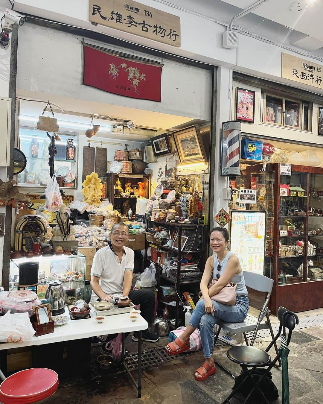 下條ユリさんのインスタグラム写真 - (下條ユリInstagram)「目指したいもの　 For some reason, I was so fascinated by "this presence" when I ran into it at an antique store in Taiwan this summer.   I have no idea about its era, gender, or where or how it was made. The face looks like a young man or a mother, it could be a Bodhisattva. The face's subtle expression seems sad, smiling, accepting or all. It reflects the viewer like a mirror.   That's the goal of my paintings. So I brought it with me as my teacher.   I also bought an inkstone for the first time. ( All inkstones I have used are given or handed down from my mother.) This is a strange inkstone with peaches and bats. When, where, and by what kind of person was it used? I don't know that either. Even I was lucky to be with a connoisseur, The Yng Ru Chen @yrc of @praise.shadows.art .   For me, what is important is more than its value, the whole good energy and the universal timings, how it was the grateful connections. We enjoyed our tea time with Mr.Lee.  It was all set.   台湾の古美術店の店先で、時代も、性別も、何処でどのように作られたのかも何もわからないこの「存在」になぜかとても魅かれ、わたしの元へお連れした。そのお顔は、青年のようで、母のようで、菩薩の様で、憂でいるのか微笑んでいるのか、受容しているのか、またはその全てなのか。まるで見る側を映し出す鏡の様だと思った。  わたしはそういう絵を描きたい。 だから師として傍にいてほしい、と思ったのだ。  そして生まれて初めて自分で硯を買った。(今まで使っている硯はいただき物か母の物)ちょっと奇妙な、桃と蝙蝠の硯。いつ何処でどんなひとが使っていたのだろう。これも、わからない。いくら目利きの彼女でも。  でもわたしにとって大切なのは、その骨董的価値よりも、全てのタイミングと良いエネルギーが繋がった、という事だけなのだ。そして季さんにお茶をいただいた。 ご縁に感謝。  #mirror #Scholarsobjects  #bodhisattva #inkstone #硯」9月6日 23時38分 - yurishimojo