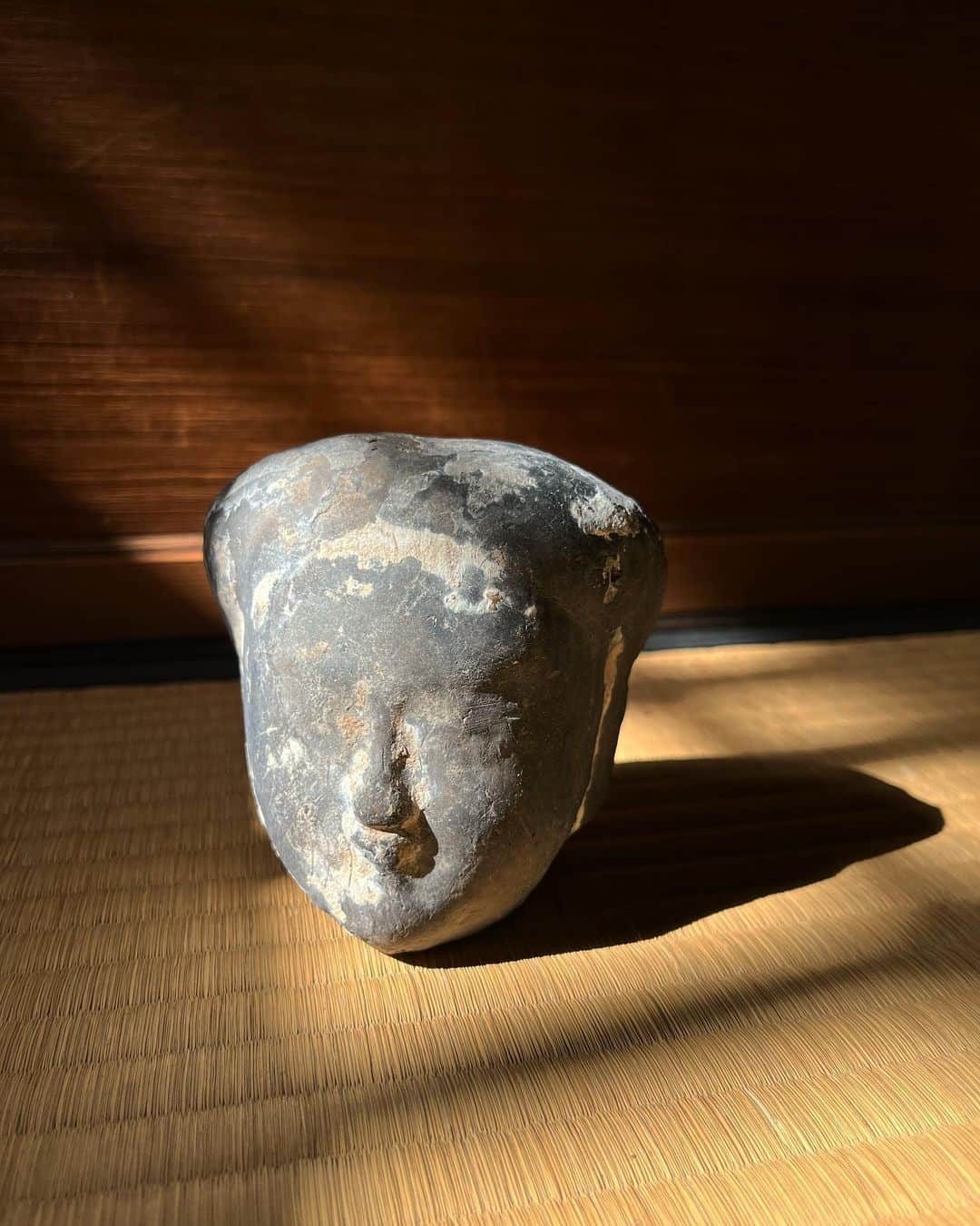のインスタグラム：「目指したいもの　 For some reason, I was so fascinated by "this presence" when I ran into it at an antique store in Taiwan this summer.   I have no idea about its era, gender, or where or how it was made. The face looks like a young man or a mother, it could be a Bodhisattva. The face's subtle expression seems sad, smiling, accepting or all. It reflects the viewer like a mirror.   That's the goal of my paintings. So I brought it with me as my teacher.   I also bought an inkstone for the first time. ( All inkstones I have used are given or handed down from my mother.) This is a strange inkstone with peaches and bats. When, where, and by what kind of person was it used? I don't know that either. Even I was lucky to be with a connoisseur, The Yng Ru Chen @yrc of @praise.shadows.art .   For me, what is important is more than its value, the whole good energy and the universal timings, how it was the grateful connections. We enjoyed our tea time with Mr.Lee.  It was all set.   台湾の古美術店の店先で、時代も、性別も、何処でどのように作られたのかも何もわからないこの「存在」になぜかとても魅かれ、わたしの元へお連れした。そのお顔は、青年のようで、母のようで、菩薩の様で、憂でいるのか微笑んでいるのか、受容しているのか、またはその全てなのか。まるで見る側を映し出す鏡の様だと思った。  わたしはそういう絵を描きたい。 だから師として傍にいてほしい、と思ったのだ。  そして生まれて初めて自分で硯を買った。(今まで使っている硯はいただき物か母の物)ちょっと奇妙な、桃と蝙蝠の硯。いつ何処でどんなひとが使っていたのだろう。これも、わからない。いくら目利きの彼女でも。  でもわたしにとって大切なのは、その骨董的価値よりも、全てのタイミングと良いエネルギーが繋がった、という事だけなのだ。そして季さんにお茶をいただいた。 ご縁に感謝。  #mirror #Scholarsobjects  #bodhisattva #inkstone #硯」