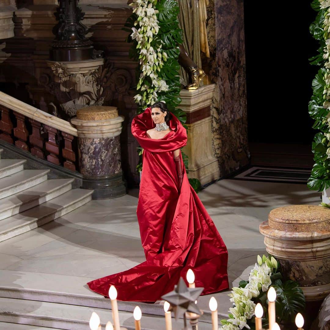 ステファンローランさんのインスタグラム写真 - (ステファンローランInstagram)「@mariafernandacandidooficial wearing a red satin duchess dress.  #StephaneRolland #HauteCouture #fw23」9月6日 23時29分 - stephanerolland_paris