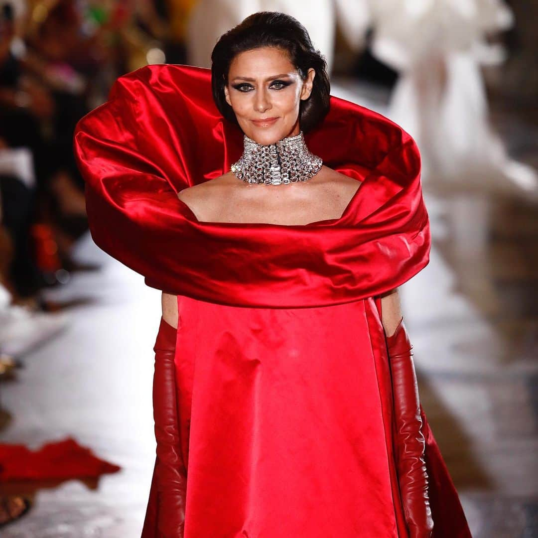 ステファンローランのインスタグラム：「@mariafernandacandidooficial wearing a red satin duchess dress.  #StephaneRolland #HauteCouture #fw23」