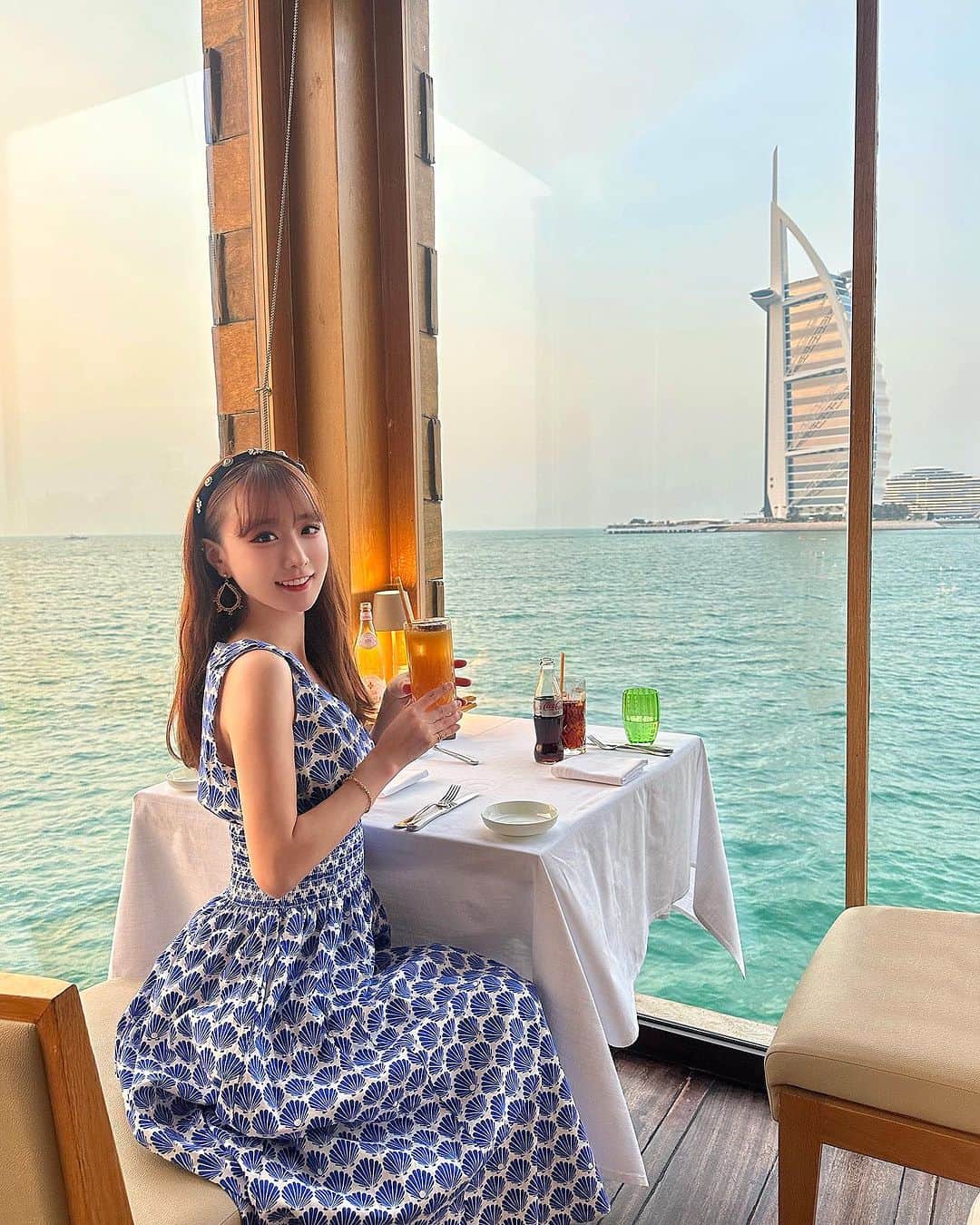 Sarraのインスタグラム：「桟橋を渡った先にある海に浮かぶレストラン😋🍽️🇦🇪 Sunsetが綺麗でした✨ . . . . #ドバイ#ドバイ旅行#ドバイ生活#ドバイ観光#マディナジュメイラ#ピアシック#ドバイレストラン#海外旅行#海外#海外ファッション#海外生活#海外ガール#ケイトスペード#ドバイグルメ#海の上#ワンピース#ワンピースコーデ#カチューシャ#カチューシャアレンジ#dubai#dubaï#dubailife#Pierchic#pierchicdubai#dubairestaurants#madinatjumeirah#dubairestaurant#katespade#katespadenewyork#japanesegirl」