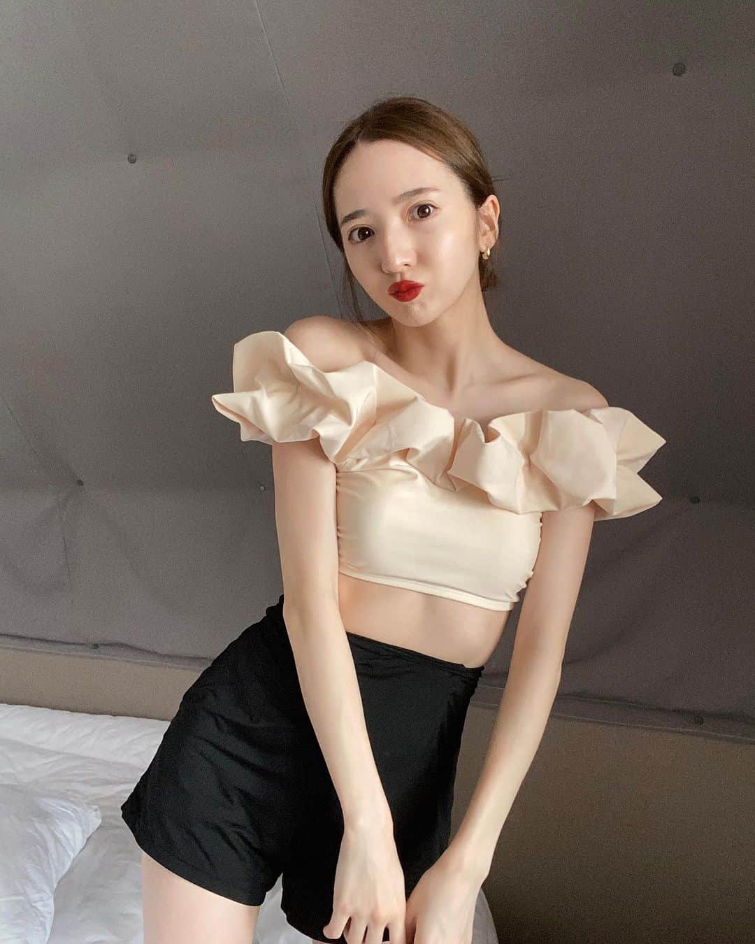 平木愛美のインスタグラム：「🌻 my birthday!..trip  故郷の岡山にて。 まだほやほや生後２ヶ月になりたてのるるくんがいるので、お部屋からすぐpoolを楽しめて海が目の前に広がる🫧  大好きな夏、大好きな自然。  を感じられるお宿（グランピング？）を見つけて。  ここの空間は世界観がしっかりつくられていて、  pinkな空が美しかったり、夜はキャンプファイヤーもできて火を感じられて。 お部屋でアロマエステもできて。🪞  バタバタとしながらも癒されな時間でしたっ。  9度目のお祝いしてもらった夏。 いつも大好きな海やプールへ、自然いっぱいのところへ。連れて行ってくれてありがとう。 お誕生日は毎年、幸せに過ごさせてもらってるなぁ。。。感謝です🕊️ . . . swimwearはボリューム感がお気に入り水着。 わたし本当に、このあたりのボリューム好きよな、 ほんとはsetupで可愛い水着なんだけれども なにせこの9年？水着がなかなか着られません。※昨年の8月あたりのインスタpost参照👙笑」