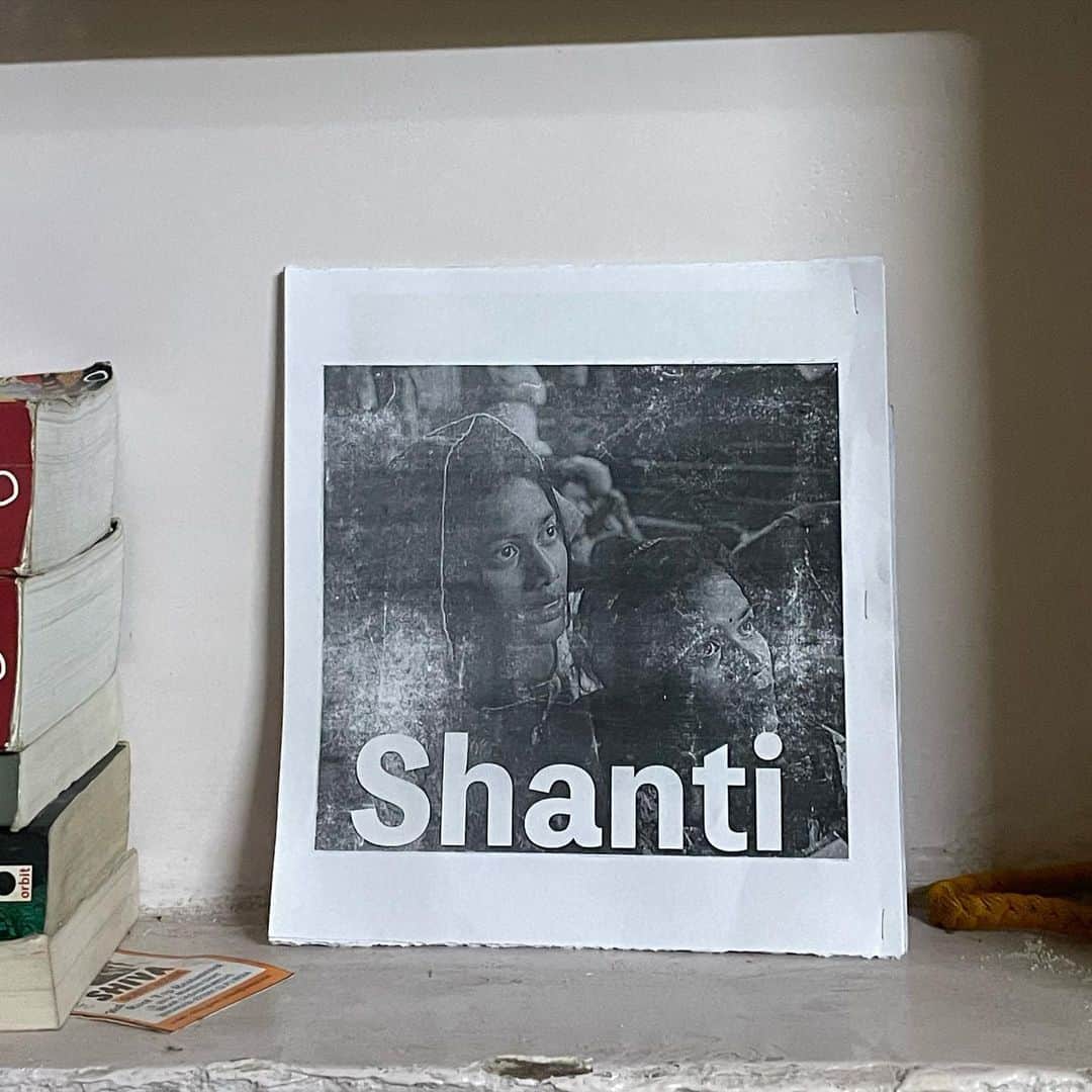阿部裕介のインスタグラム：「インド、写真ひとり合宿のようす。 バラナシ編  撮る刷る編む。」
