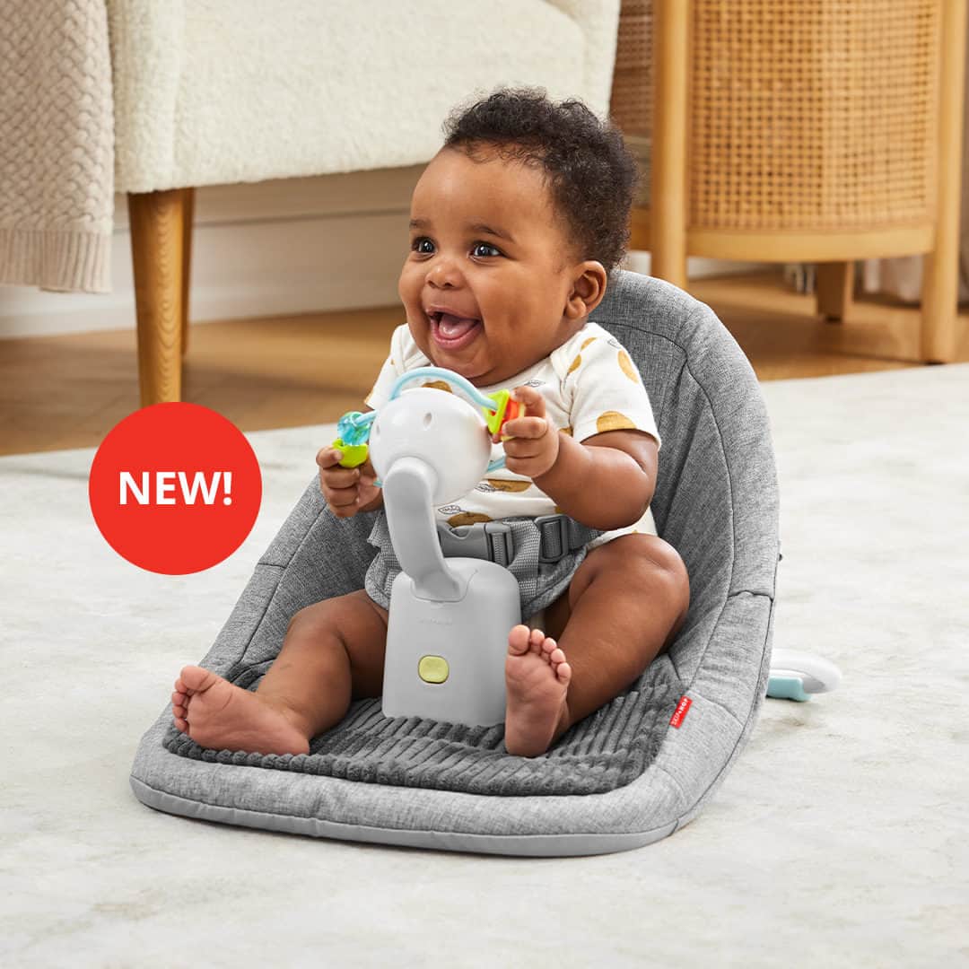 Skip Hopのインスタグラム：「Introducing a NEW way for baby to sit & play! 🙌 Our Silver Lining Cloud™ Upright Floor Seat encourages healthy posture (plus, it’s easy to pack for family trips)! 🚗 ✈️ 🚙  #skiphop #musthavesmadebetter #babyseat #parentingmusthave #babygear #playtime #parenting」