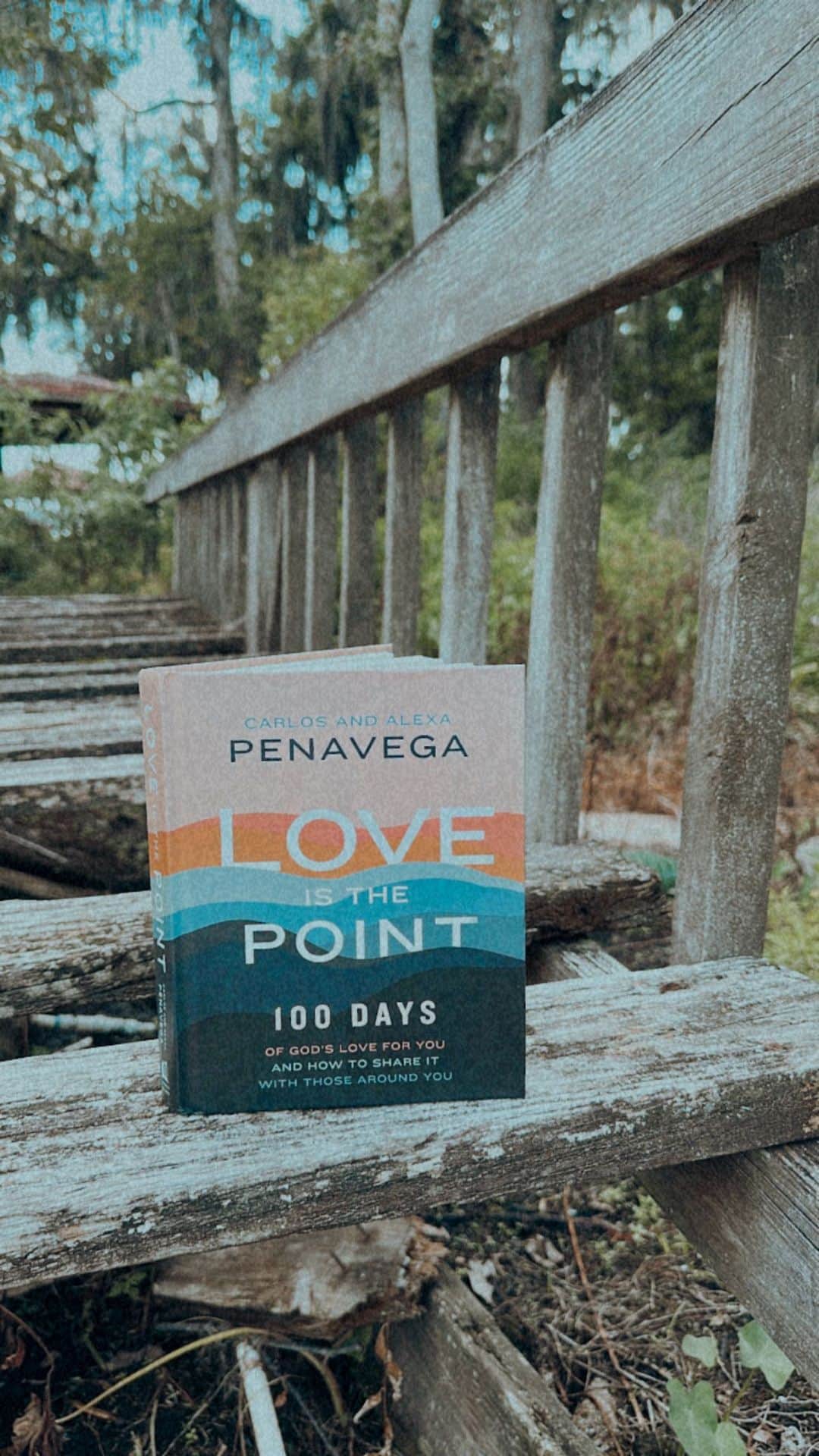 アレクサ・ヴェガのインスタグラム：「Guess what!!!!???? @talkshoplive is having us back on tonight!!! Join us LIVE at 7pm eastern! We can’t wait to talk about our book LOVE IS THE POINT! AND Fill you guys in on our lives and how we can be showing up for the people around us and answer some questions! ♥️♥️♥️ (link in Los’ bio or lex’s stories!)」