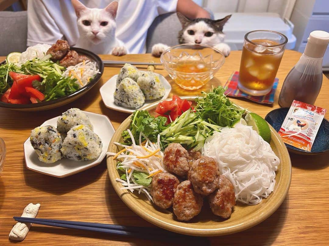 八、おこめのインスタグラム：「美味しい〜♩ #ブンチャー と#チュモッパ 小分けのスイートチリソース✨ 瓶やとなかなか使い終わらないし ちょこっと使いの小分けは便利♩ #八おこめ #ねこ部 #cat #ねこ #猫 #ネコ #八おこめ食べ物」