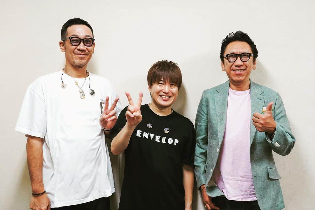 小渕健太郎さんのインスタグラム写真 - (小渕健太郎Instagram)「仙台公演２日目に 布袋さんが観に来て下さいました！ ありがとうございました！  #布袋寅泰#hoteitomoyasu #コブクロ#kobukuro#kobukurolivetour2023envelop #live」9月6日 23時40分 - kobukuro_kobuchi_official