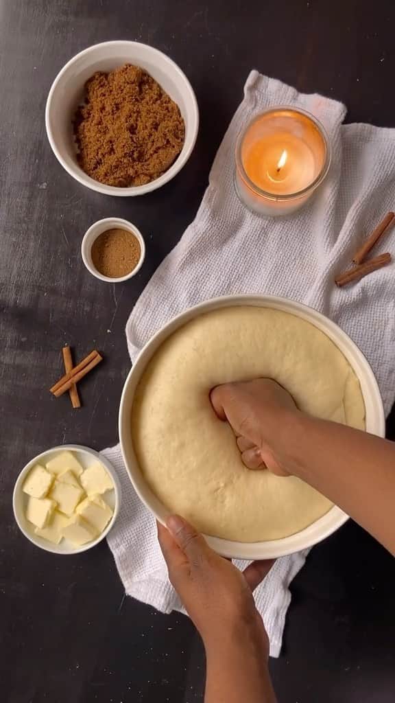 Earth Picsのインスタグラム：「@bakedbybio Watching this is so soothing. Who would’ve thought baking cinnamon rolls could be such a calming experience for the mind?   Check out her profile for more baking videos   🎥 by @bakedbybio  🧁 @bio.bele」