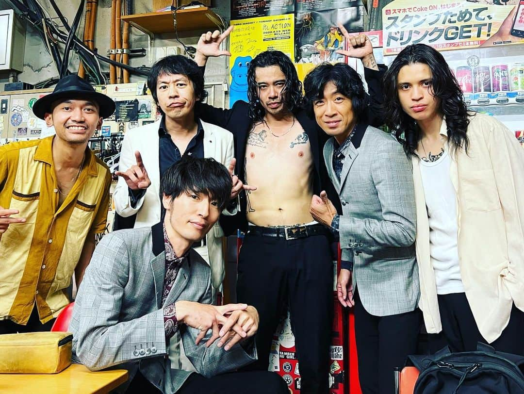 マツキタイジロウさんのインスタグラム写真 - (マツキタイジロウInstagram)「新代田FEVER2日目はALIと。  ALIはリハーサルから本番さながらの迫力で、こちらずーっと体が揺れてたまらんかった。  「Funky Nassau」スクービーはBegining of The Endバージョンでカバーしてるよ。 なんて話をしながらメンバーの音楽愛も自分達と共通する所が沢山あって、正に「楽園」な1日でした。  20年来の戦友😆BOBOのドラムも最高に気持ち良かった！  また絶対一緒ににやりましょ！  スクービーリズム隊センターの2枚をお届け。  #ALI #scoobiedo #スクービー」9月6日 23時55分 - taijiroumatsuki