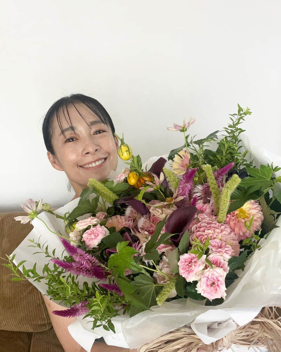 AYUMIのインスタグラム：「お誕生日を迎えて49歳になりました😊 もう49歳！と時が経つはやさにビックリしていますが 子どもたちも高校生、中学生と大きくなりました  30代からの子育て中心の日々も、子どもの成長でだいぶん手がかからなくなりましたが、もう少し子ども中心の暮らしを楽しみます  子育てもあと数年だろうと思うとなんだかさびしい気持ちもありますが、自分のことは二の次、三の次だったのが してみたいことができるようにもなってきました✨  自分の時間を大切にして 心と体が喜ぶことを 自分らしく楽しもう  やりたいことを どんどんやってみよう と思っています  誕生日は、愛いっぱいで育ててくれた両親に感謝の日。 ご先祖さまが繋いでくれたこの命を大切にします  とても素敵な花束がLEE編集部から届きました ありがとうございます✨  仕事帰りに鯛を探してスーパーをはしご までしてご馳走を作ってくれた夫 めで鯛のアクアパッツァ！ 美味しかったよ〜ありがとう🫶  部活の帰りに、いつもお腹ペコペコ〜！と 元気に帰ってくる娘がかわいい☺️  息子は塾でおそくに帰宅。お誕生日だからかな いつもより早めに帰ってきてくれたみたい☺️ 毎日おそくまでおつかれさま  家族みんな、おかえりなさい 今日も元気でありがとう！  #今日という日にも感謝して💫  #誕生日 #49歳 #感謝」