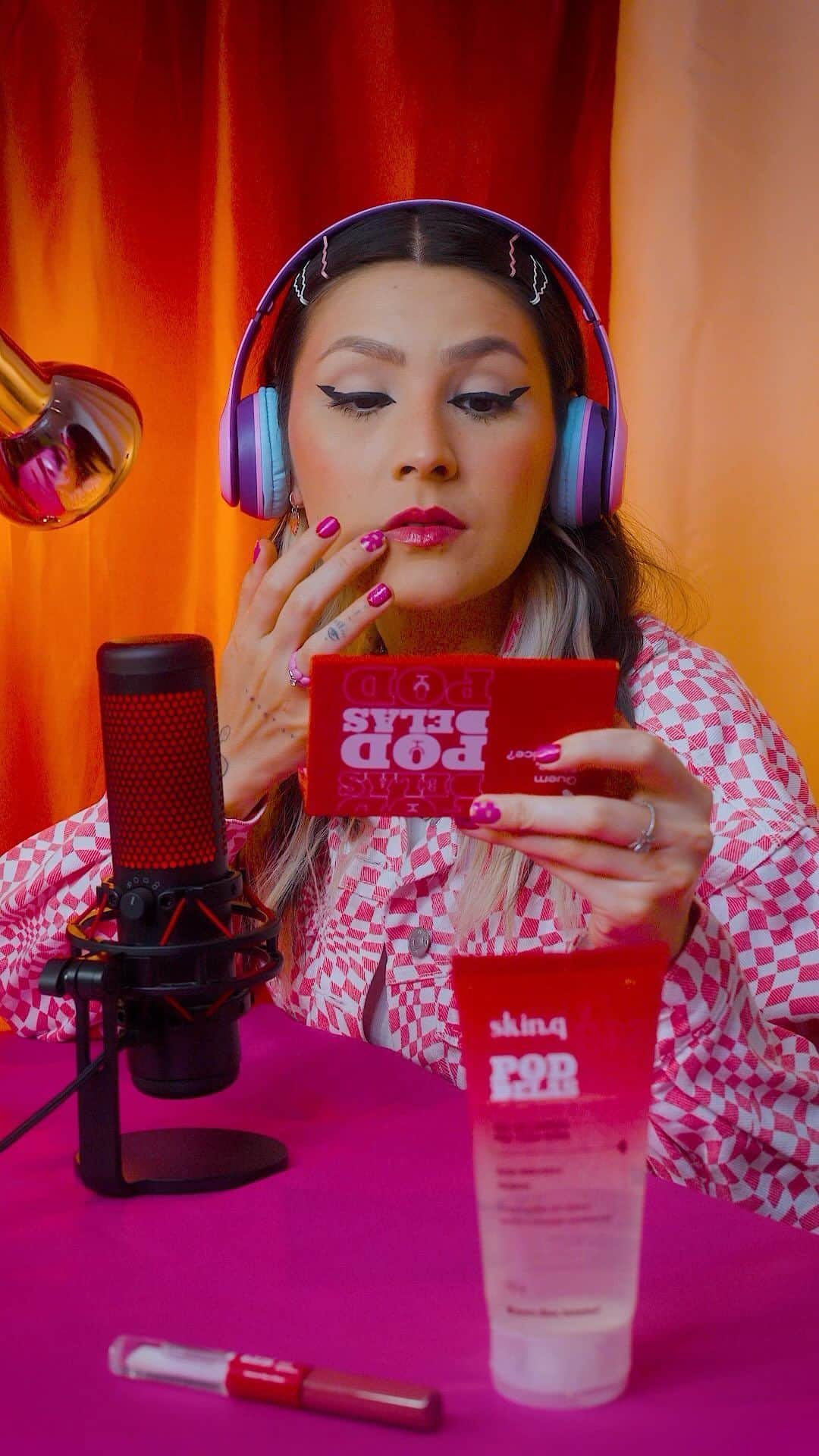 quem disse, berenice?のインスタグラム：「Sua collab favorita com o podcast favorito chegou pra deixar seus dias com mais make, mais iluminados e mais hidratados. Chega mais @poddelas! #QDBComPoddelas  #PraTodosVerem: o post é um vídeo da influenciadora Sublinhando encenando como se estivesse em um podcast e ela é pausada com a pergunta dos telespectadores sobre qual maquiagem ela está usando e ela apresenta a nova collab em parceria com o Poddelas. Fim da descrição.」