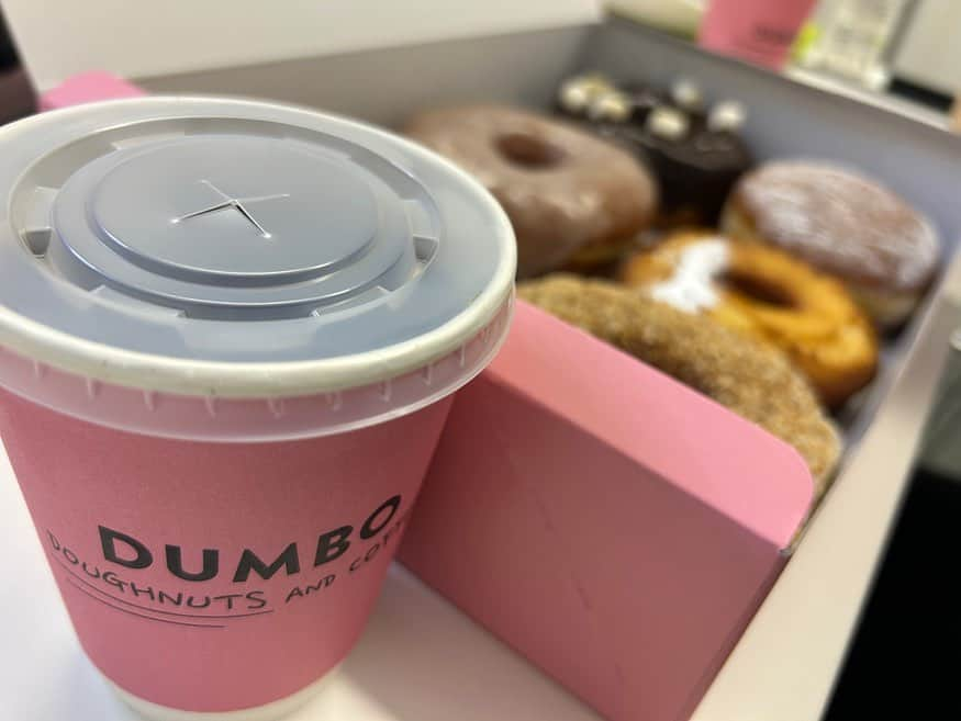 下尾みうさんのインスタグラム写真 - (下尾みうInstagram)「🍩🍩🍩 《DUMBO DOUGHNUTS AND COFFEE》 可愛くて、おいしかったよ〜  #dunbodoughnuts #ドーナツ #ピンク #コーヒー #coffee」9月6日 23時49分 - miumiu1343