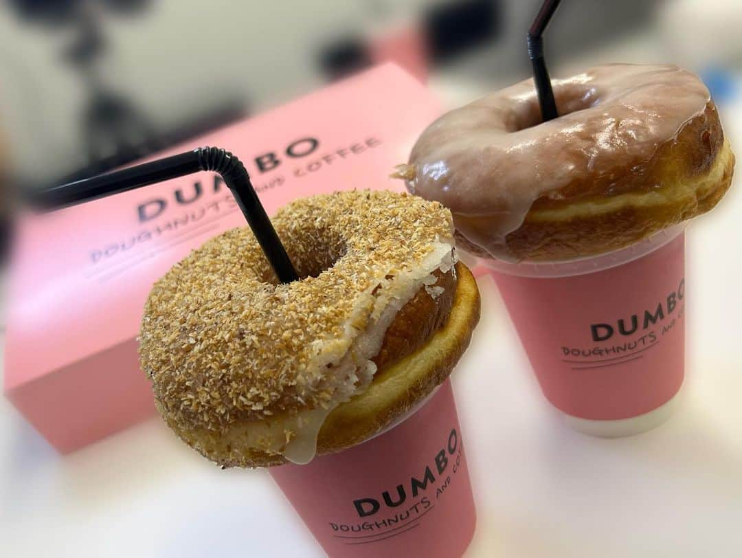 下尾みうさんのインスタグラム写真 - (下尾みうInstagram)「🍩🍩🍩 《DUMBO DOUGHNUTS AND COFFEE》 可愛くて、おいしかったよ〜  #dunbodoughnuts #ドーナツ #ピンク #コーヒー #coffee」9月6日 23時49分 - miumiu1343