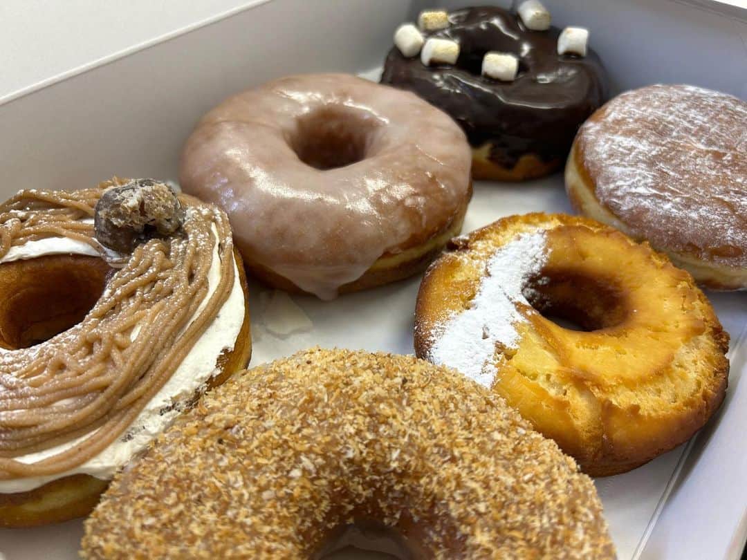 下尾みうのインスタグラム：「🍩🍩🍩 《DUMBO DOUGHNUTS AND COFFEE》 可愛くて、おいしかったよ〜  #dunbodoughnuts #ドーナツ #ピンク #コーヒー #coffee」