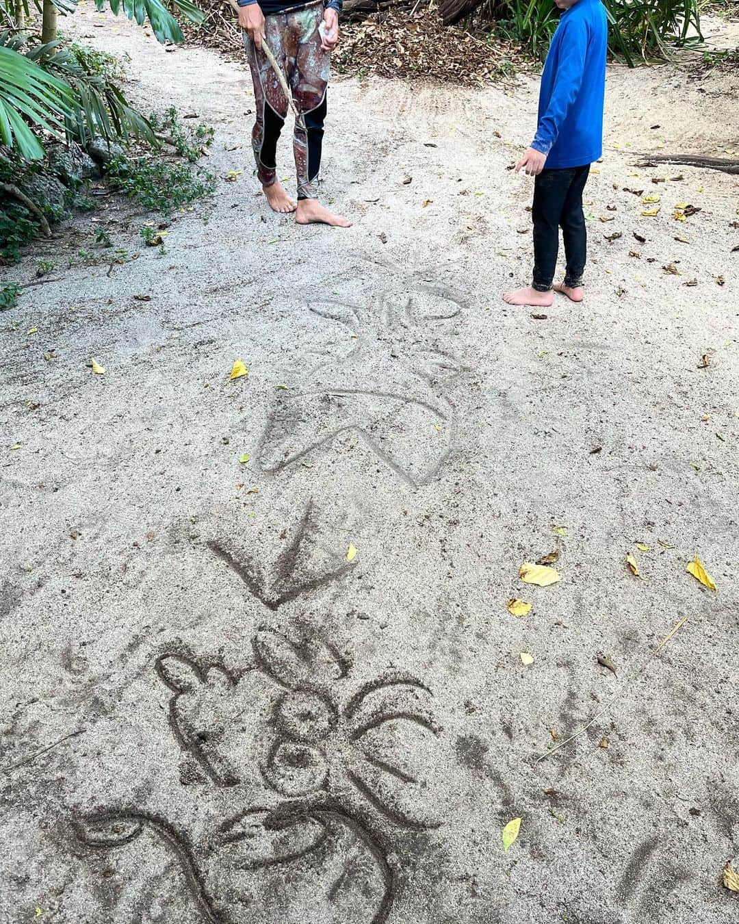 宮内知美さんのインスタグラム写真 - (宮内知美Instagram)「命の勉強をしながら 釣った魚をきちんと食べるお約束をして 魚釣りに挑んで、、  まさかの釣れた‼️  その日一緒だった兄弟くんと 魚のフライをリクエスト。  自分でエサから見つけて 内臓までキレイにとって ピカピカになった魚を また、 みんなで火をおこして 調理する。  お母さんには全然くれないくらい 美味しいって喜んでいたね。  沢山のチャレンジを 自分の力で 乗り越えて、吸収して。  その姿を観ながら  この夏、 お母さんは  『子育てって楽しい〜』  って、本気で思えたよ　笑  なかなか全力で遊べないけど いつもありがとう😊  #見たことのない世界 #きみとならなんだって楽しい  #ありがとう #お母さんの宝物 #5歳男児 #夏の思い出 #自然教室 #先生に感謝 #40歳になっても手をつなぐらしい #その頃私はおばあちゃん  #いまでも体力はきつい 笑笑 #自分のものさし」9月6日 23時49分 - tomomi_miyauchi