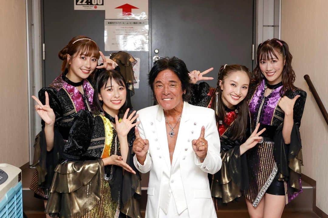 のインスタグラム：「楽しかったー🥷🖤 しげるも皆様も本当にありがとうございました！  #黒フェス #松崎しげる　さん」