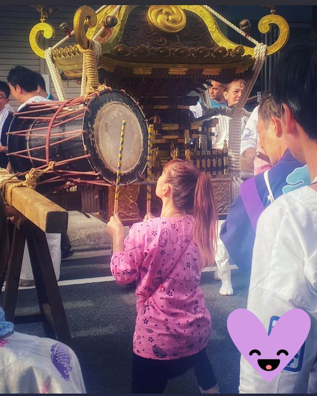 ひぐちしょうこさんのインスタグラム写真 - (ひぐちしょうこInstagram)「地元の神社のお祭り⛩✨ 4年ぶりで盛り上がりました。 私は小学生の頃からお囃子隊で太鼓をたたいていたので、そこが私のファンクドラムのルーツとなっています。 ジャパニーズファンクをみんなにとどけたい一心で、今年も太鼓隊長として参加よ！どや！  教え子の大学生も助っ人として参加してくれて大変ありがたかったです。 みんなも楽しそうでなにより☺️  日本の祭りは本当に素晴らしい❤️ 神様も喜んでくれました⛩🐉✨  (1枚目は甥っ子と一緒に写真撮影)  #shrine  #japan #japan_art_photography  #japantravel #travel #神社 #祭り」9月6日 23時52分 - higuchishoko