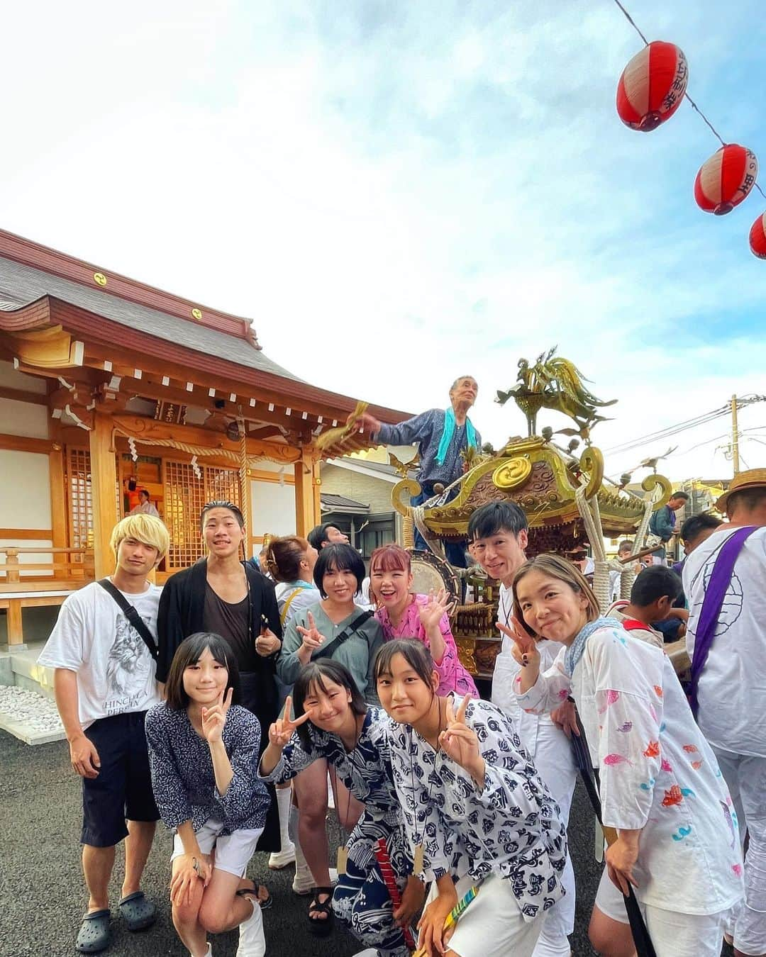 ひぐちしょうこさんのインスタグラム写真 - (ひぐちしょうこInstagram)「地元の神社のお祭り⛩✨ 4年ぶりで盛り上がりました。 私は小学生の頃からお囃子隊で太鼓をたたいていたので、そこが私のファンクドラムのルーツとなっています。 ジャパニーズファンクをみんなにとどけたい一心で、今年も太鼓隊長として参加よ！どや！  教え子の大学生も助っ人として参加してくれて大変ありがたかったです。 みんなも楽しそうでなにより☺️  日本の祭りは本当に素晴らしい❤️ 神様も喜んでくれました⛩🐉✨  (1枚目は甥っ子と一緒に写真撮影)  #shrine  #japan #japan_art_photography  #japantravel #travel #神社 #祭り」9月6日 23時52分 - higuchishoko