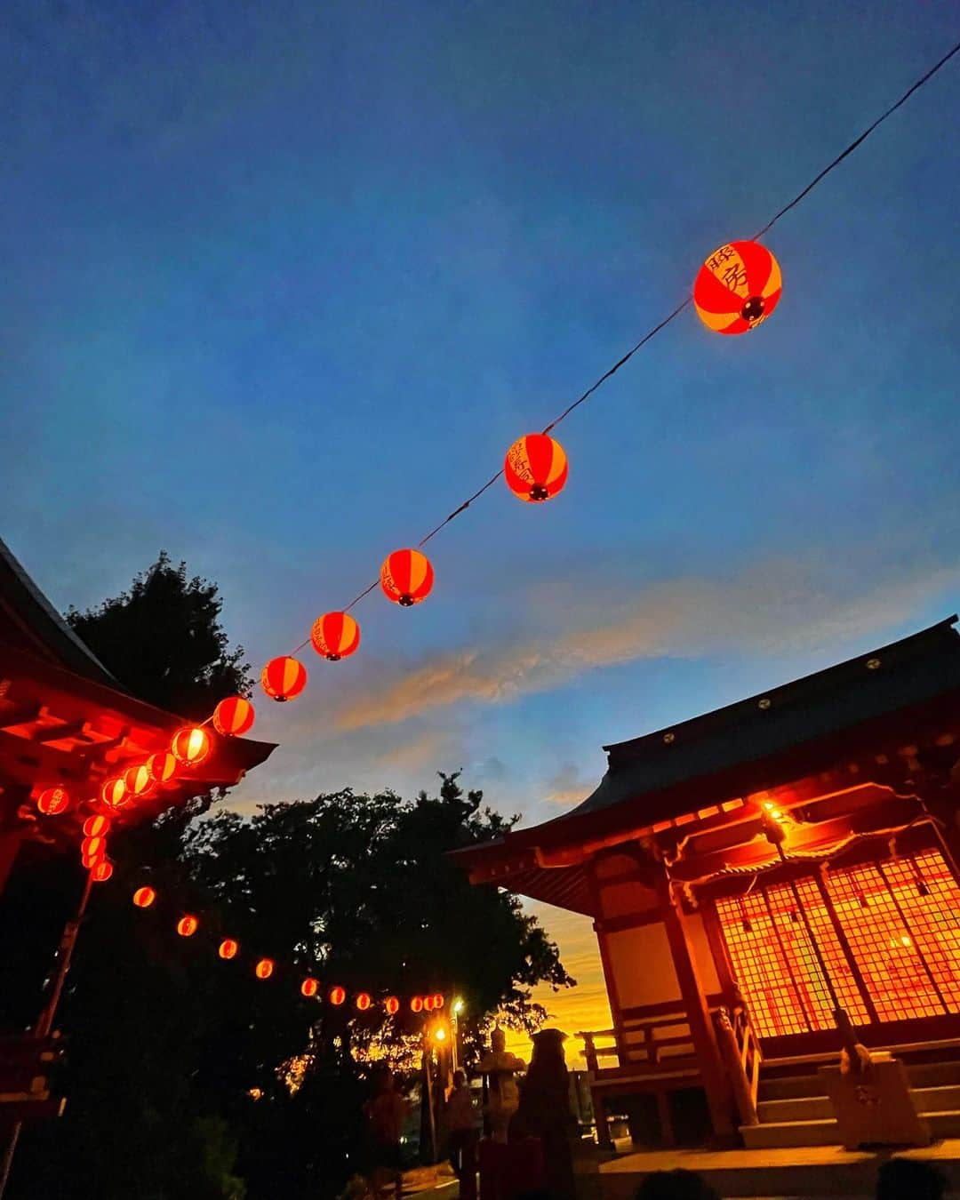 ひぐちしょうこさんのインスタグラム写真 - (ひぐちしょうこInstagram)「地元の神社のお祭り⛩✨ 4年ぶりで盛り上がりました。 私は小学生の頃からお囃子隊で太鼓をたたいていたので、そこが私のファンクドラムのルーツとなっています。 ジャパニーズファンクをみんなにとどけたい一心で、今年も太鼓隊長として参加よ！どや！  教え子の大学生も助っ人として参加してくれて大変ありがたかったです。 みんなも楽しそうでなにより☺️  日本の祭りは本当に素晴らしい❤️ 神様も喜んでくれました⛩🐉✨  (1枚目は甥っ子と一緒に写真撮影)  #shrine  #japan #japan_art_photography  #japantravel #travel #神社 #祭り」9月6日 23時52分 - higuchishoko