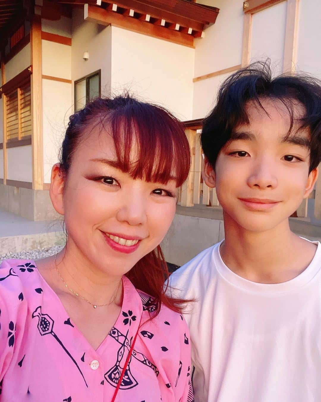 ひぐちしょうこのインスタグラム：「地元の神社のお祭り⛩✨ 4年ぶりで盛り上がりました。 私は小学生の頃からお囃子隊で太鼓をたたいていたので、そこが私のファンクドラムのルーツとなっています。 ジャパニーズファンクをみんなにとどけたい一心で、今年も太鼓隊長として参加よ！どや！  教え子の大学生も助っ人として参加してくれて大変ありがたかったです。 みんなも楽しそうでなにより☺️  日本の祭りは本当に素晴らしい❤️ 神様も喜んでくれました⛩🐉✨  (1枚目は甥っ子と一緒に写真撮影)  #shrine  #japan #japan_art_photography  #japantravel #travel #神社 #祭り」